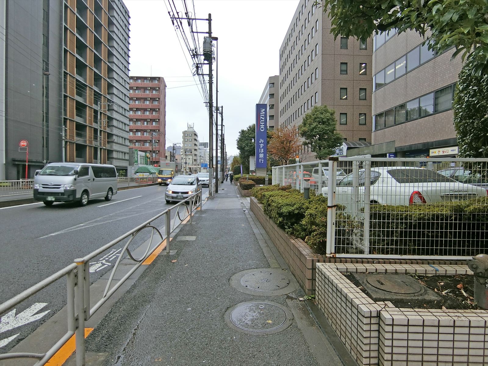 オフィスビル前面の通り