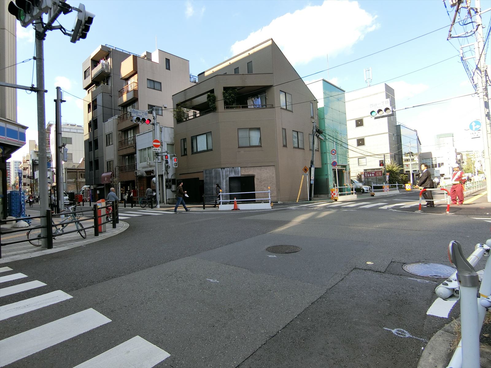 周辺は店舗が多いエリア