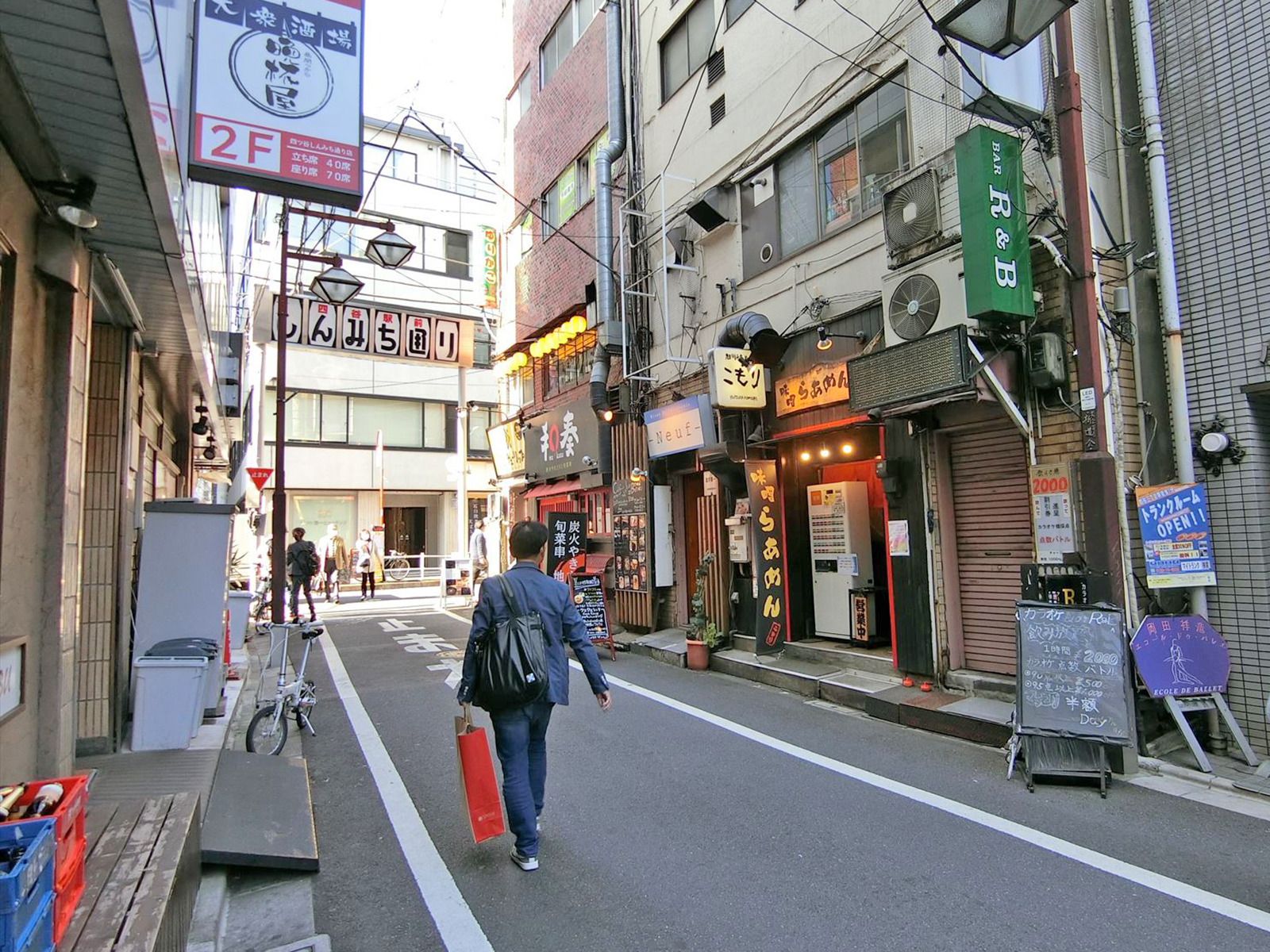 ホリナカビル前面の通り