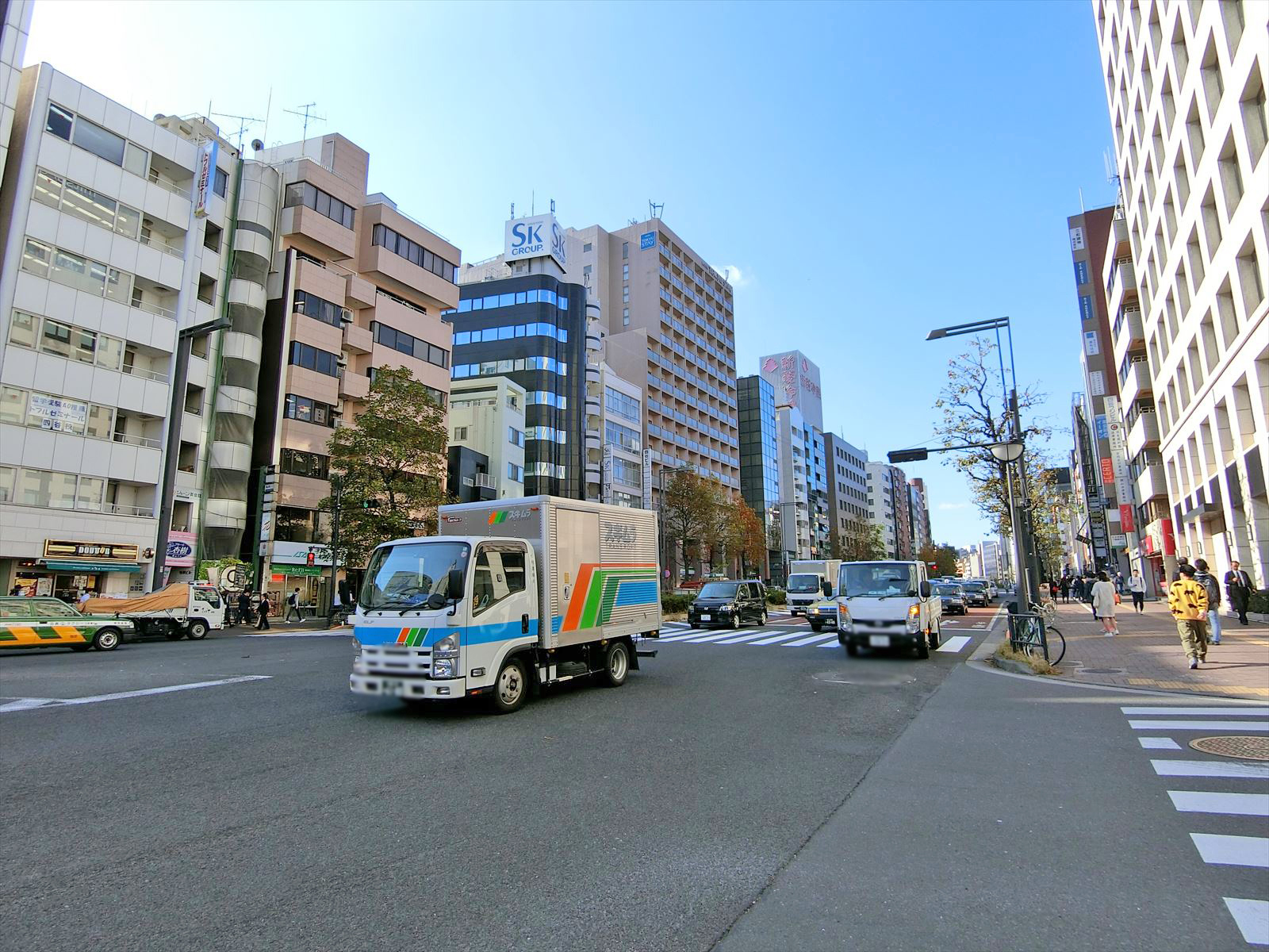 周辺はオフィスや店舗が多いエリア