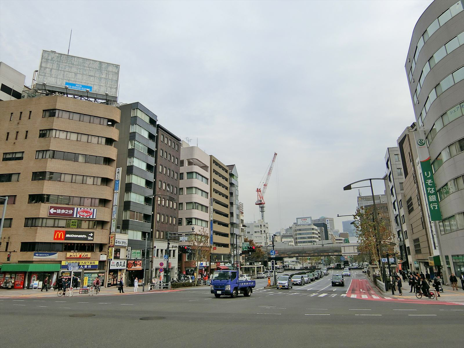 周辺はオフィスや店舗が多いエリア