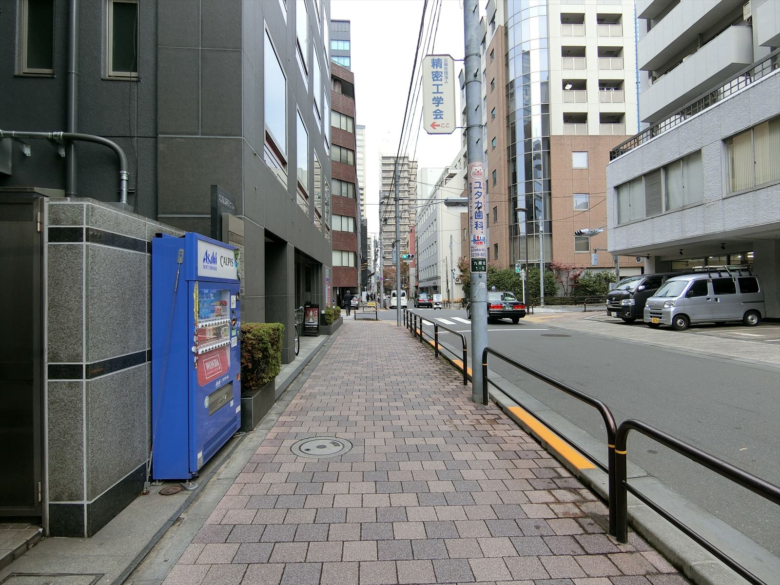 九段クレストビル前面の通り