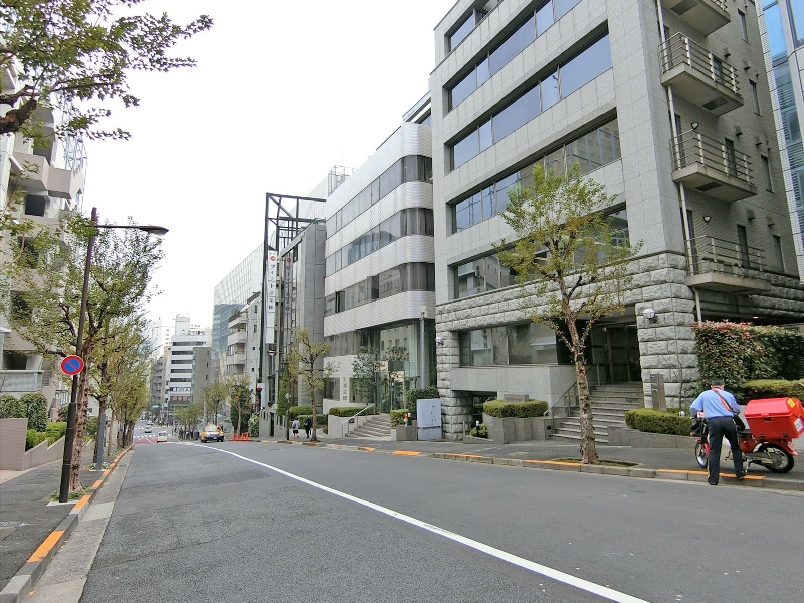 坂道沿いに立地