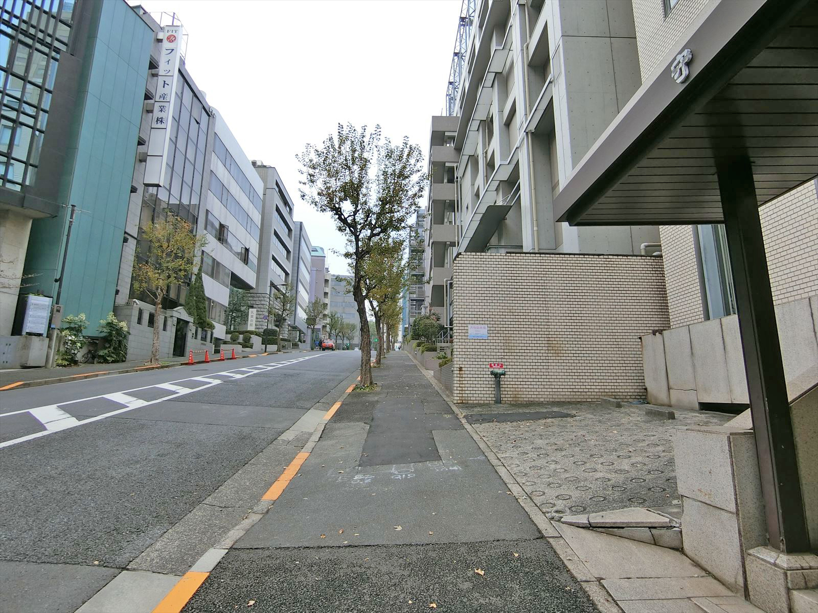 守住ビル前面の通り