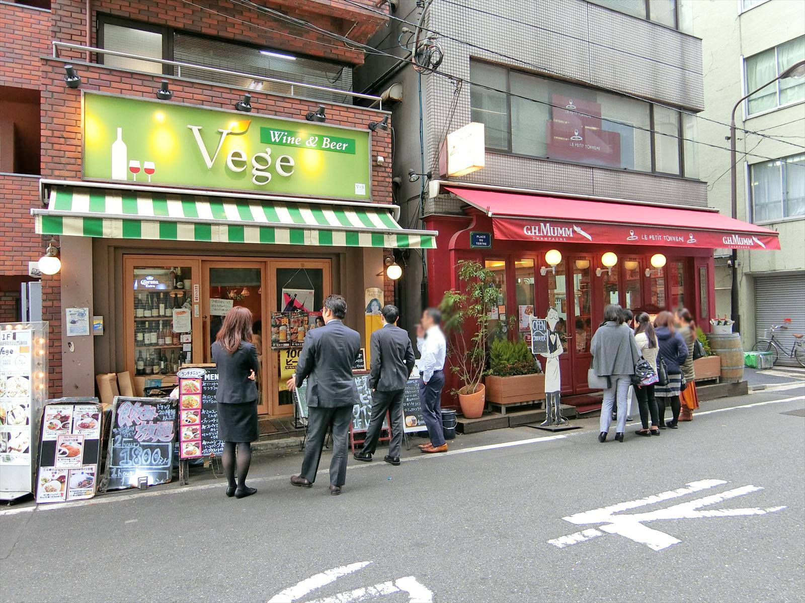 付近には飲食店が豊富