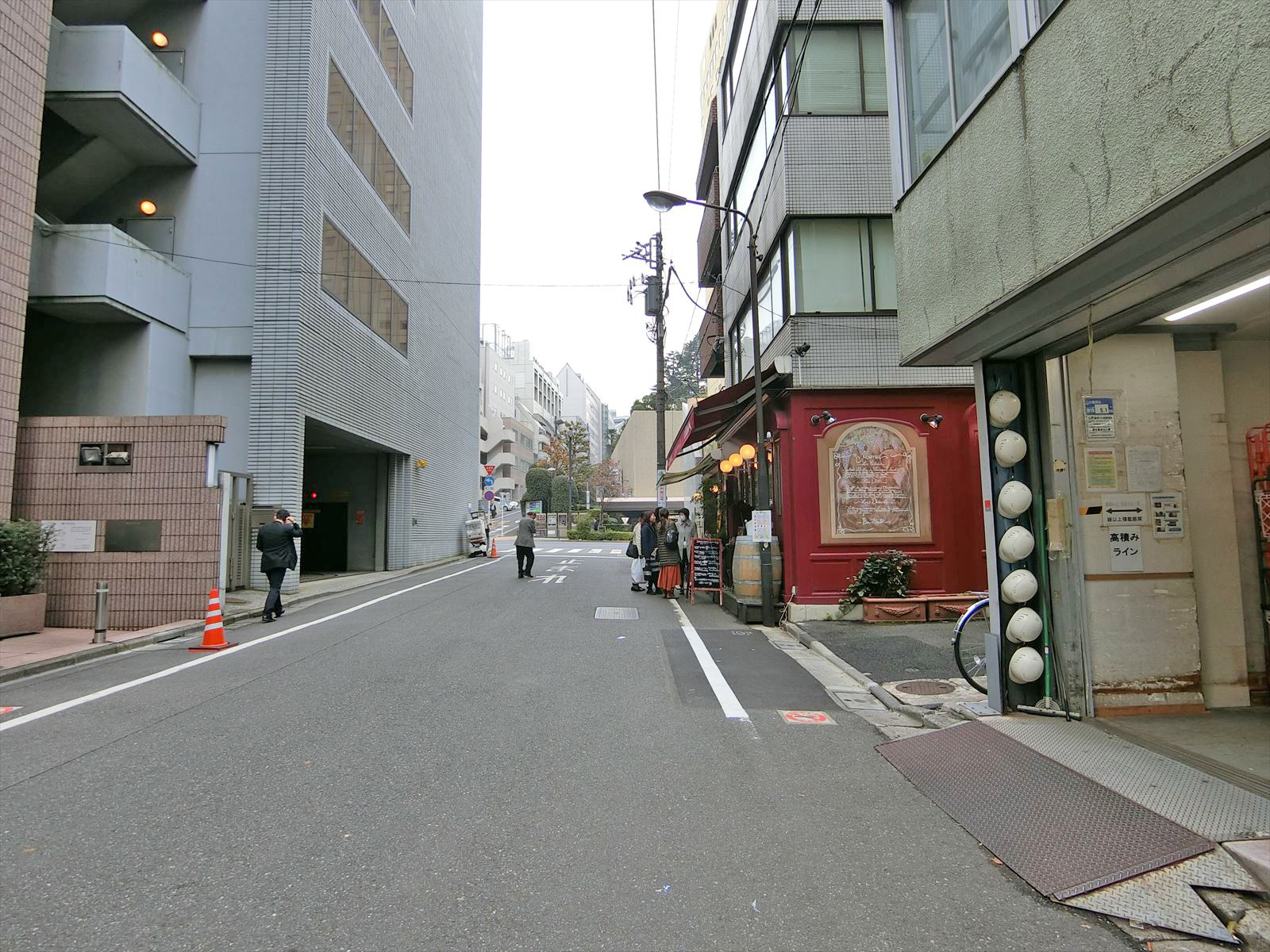 タイヤビル前面の通り
