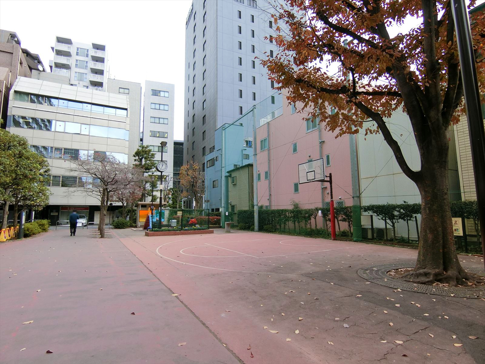 至近の芝新堀町児童遊園
