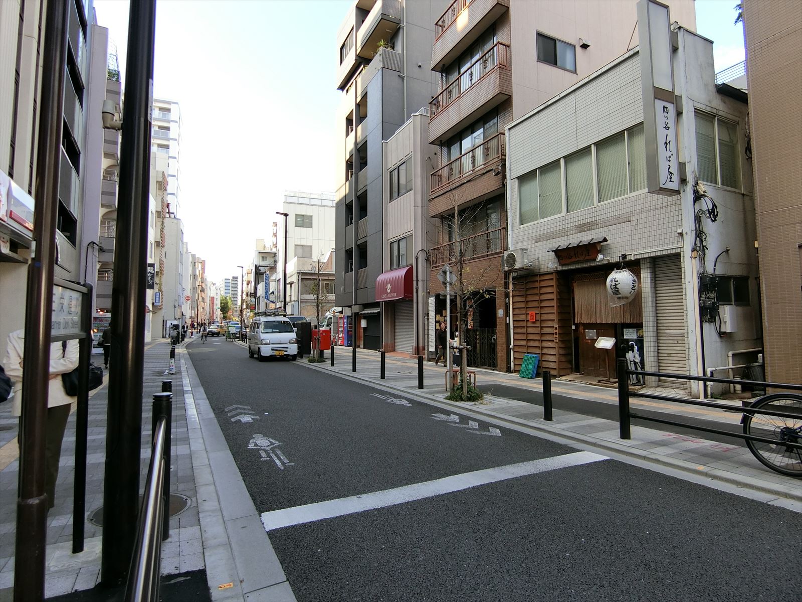 オフィスビル前面の通り
