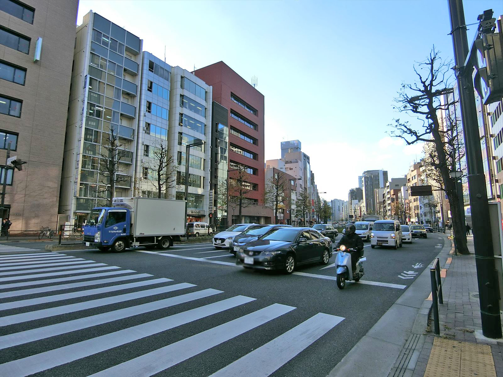オフィスビル前面の通り