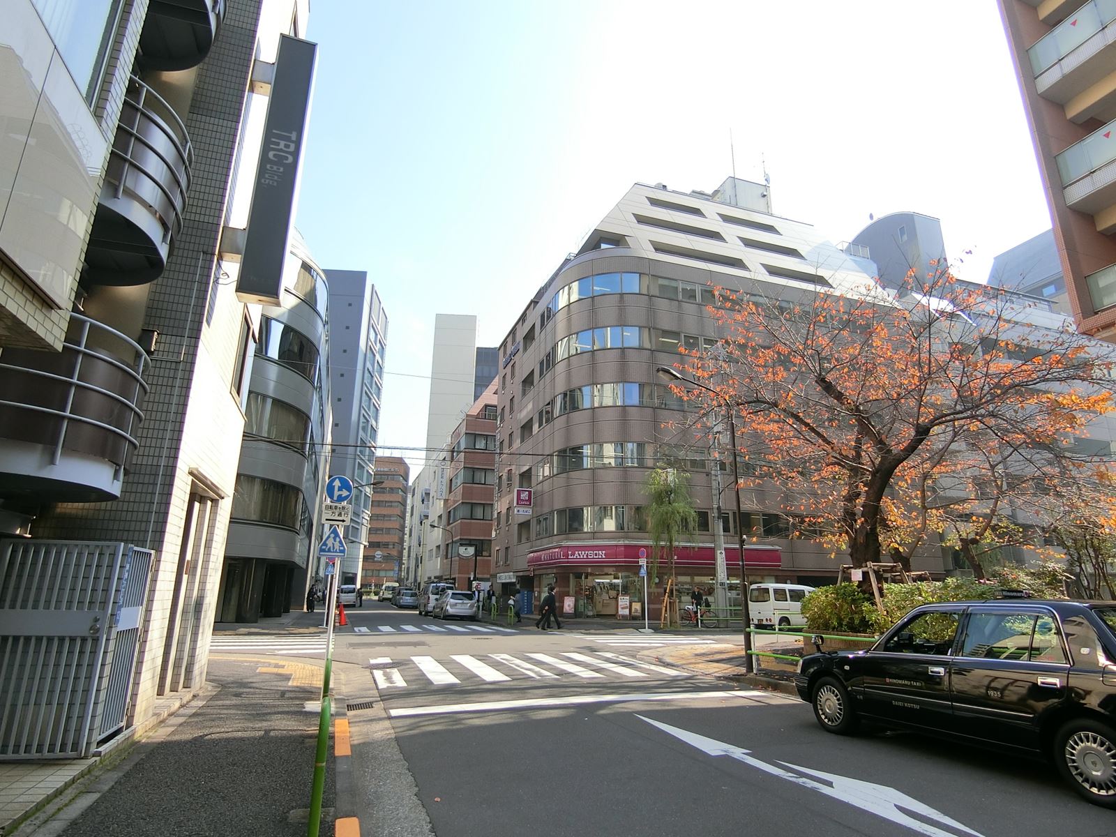 新橋緑ビル前面の通り