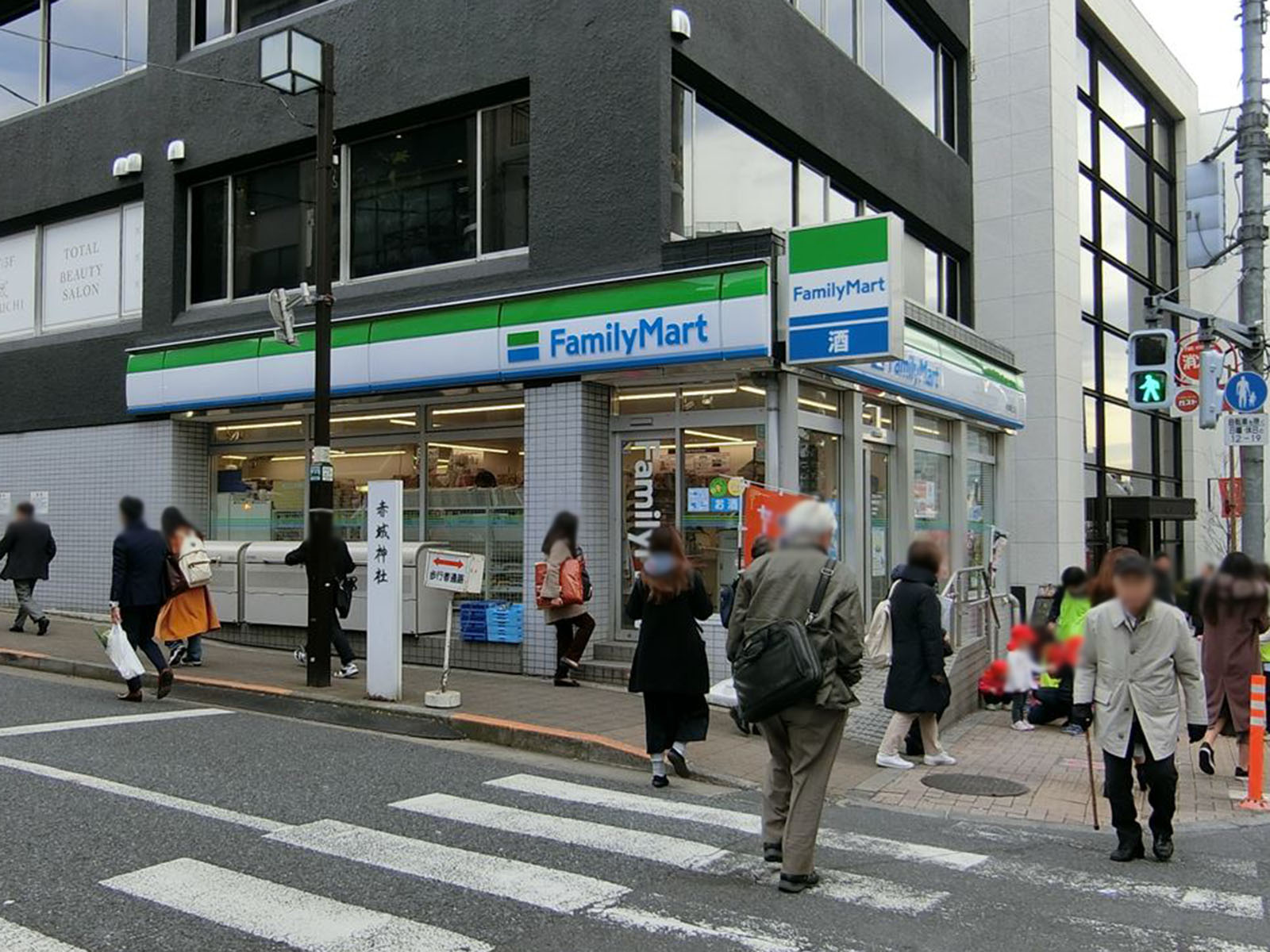 徒歩2分のファミリーマート