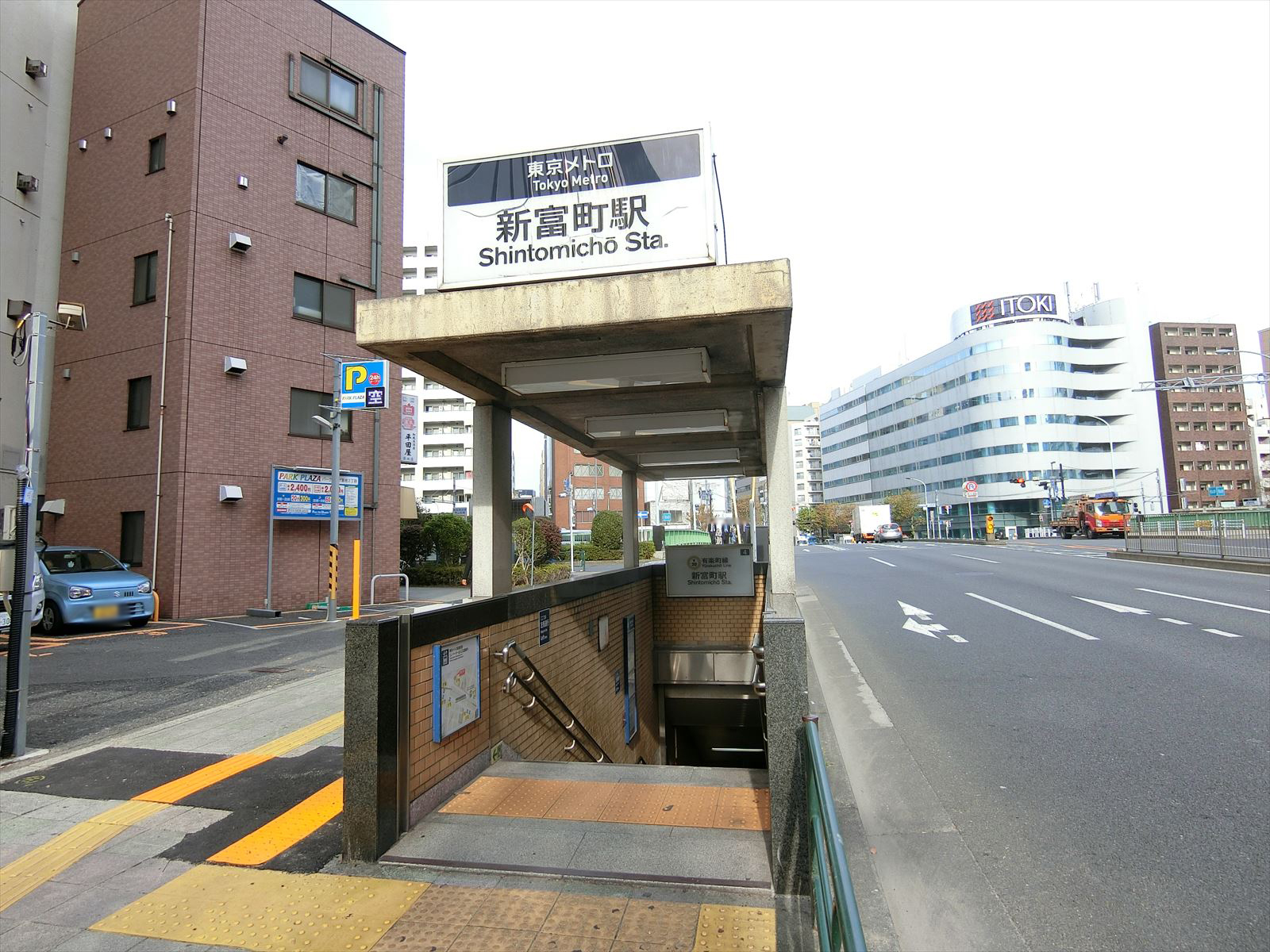 最寄りの「新富町駅」