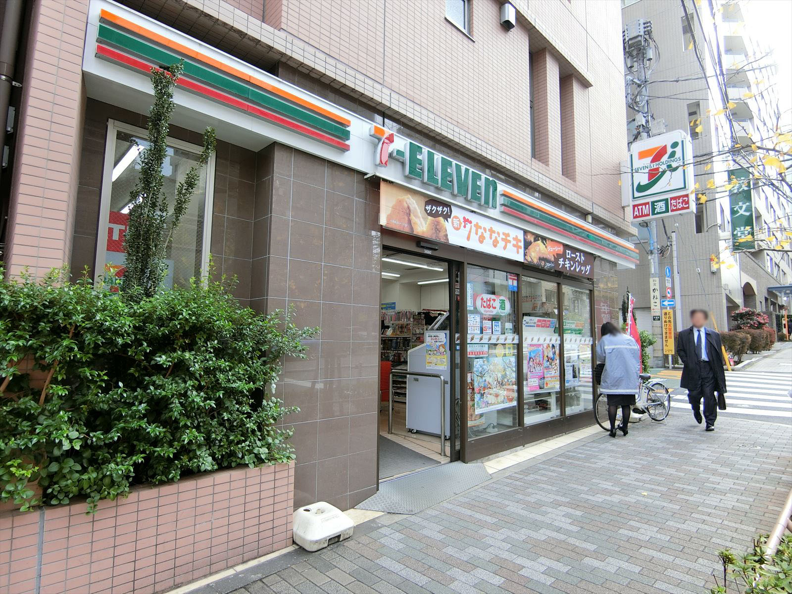 斜向いにあるセブンイレブン