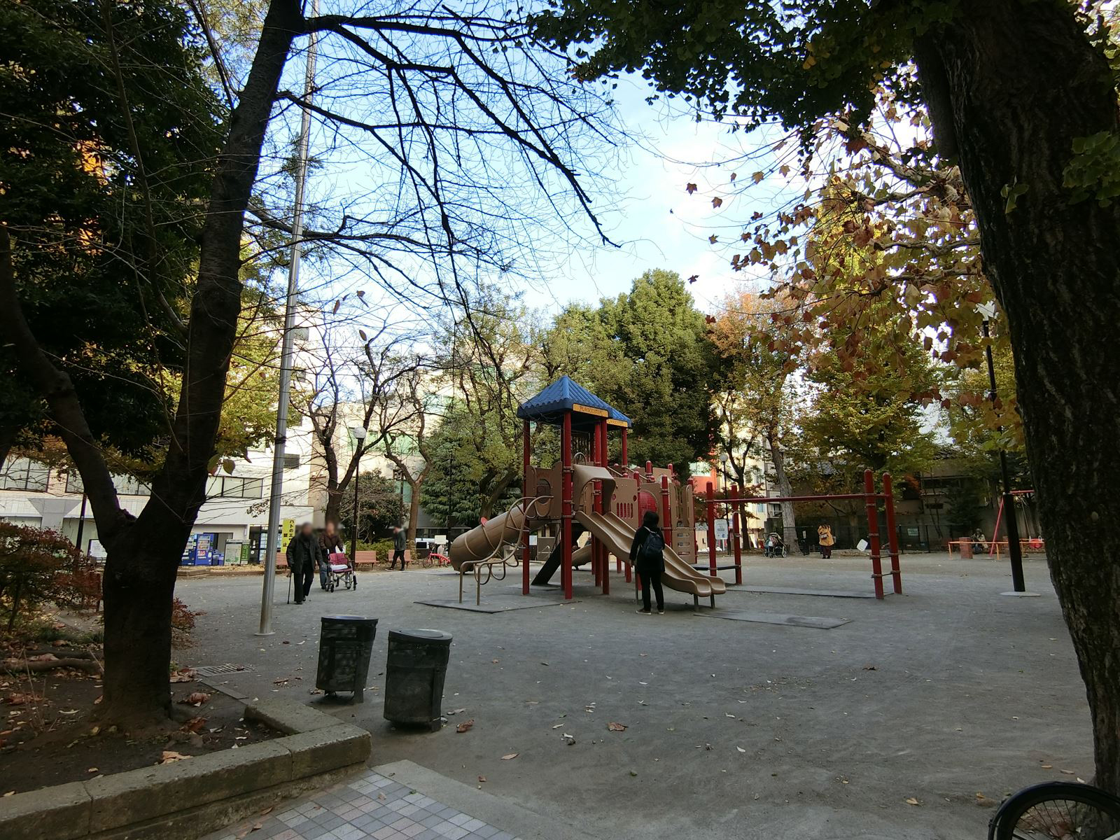 近くにある三栄公園