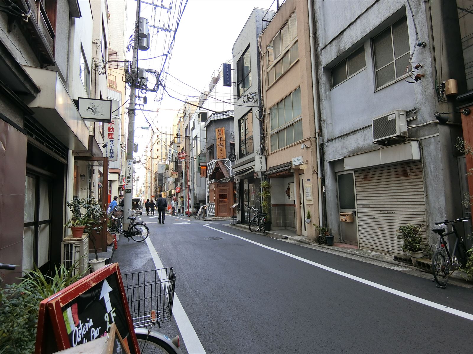 第六丸嘉ビル前面の通り