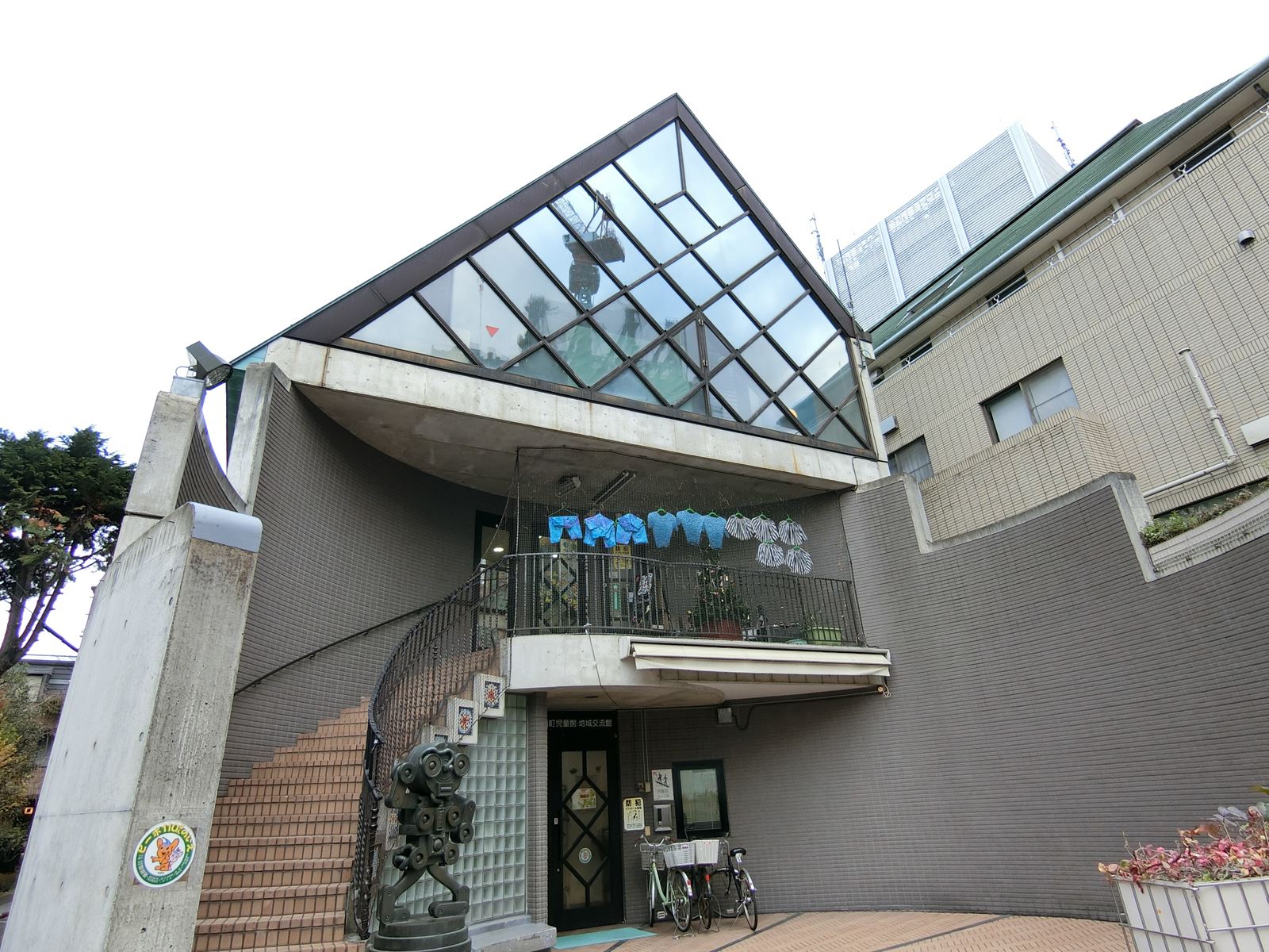隣接する区立本塩町児童館・地域交流館