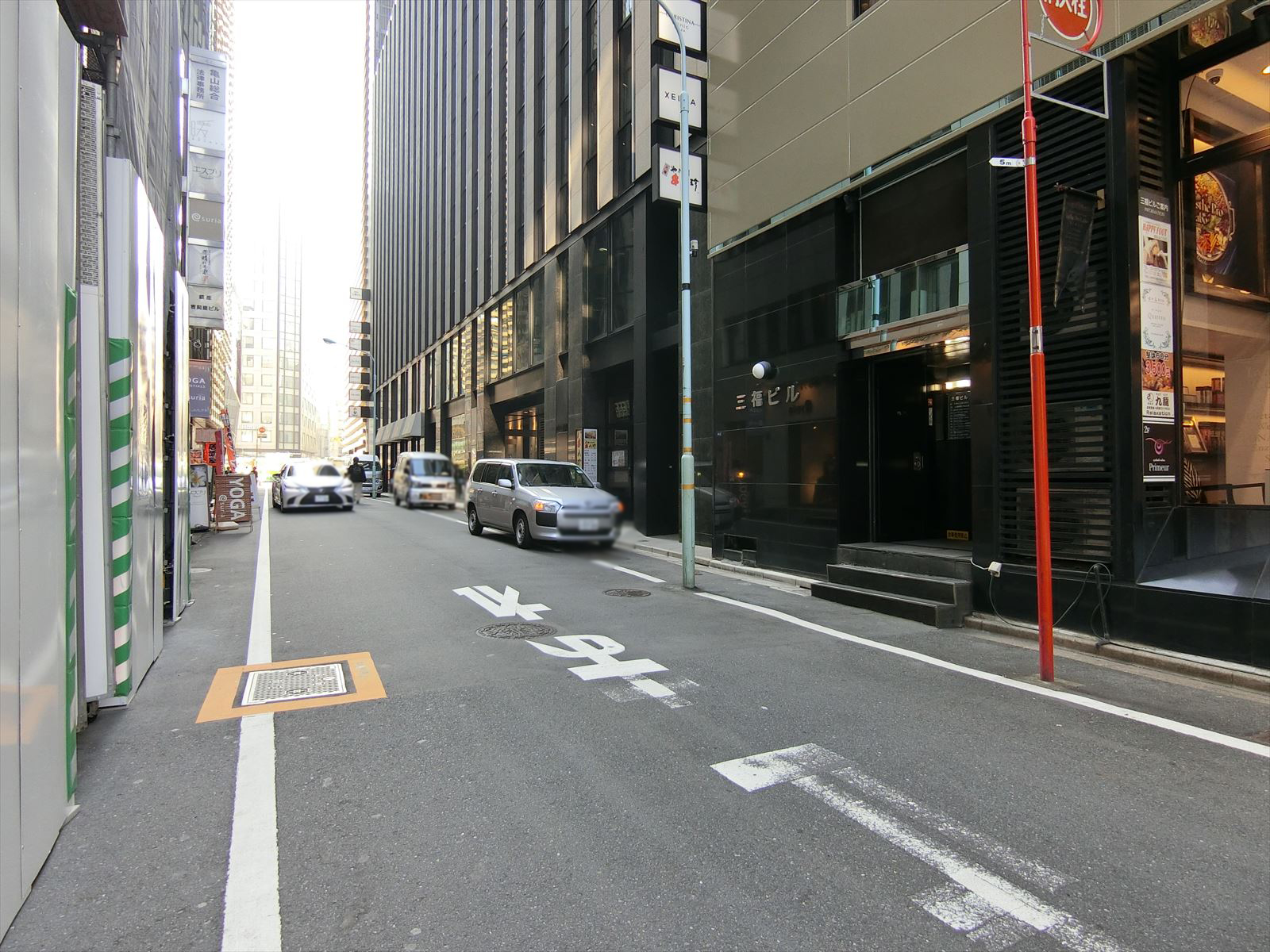 周辺はオフィスや店舗が多いエリア