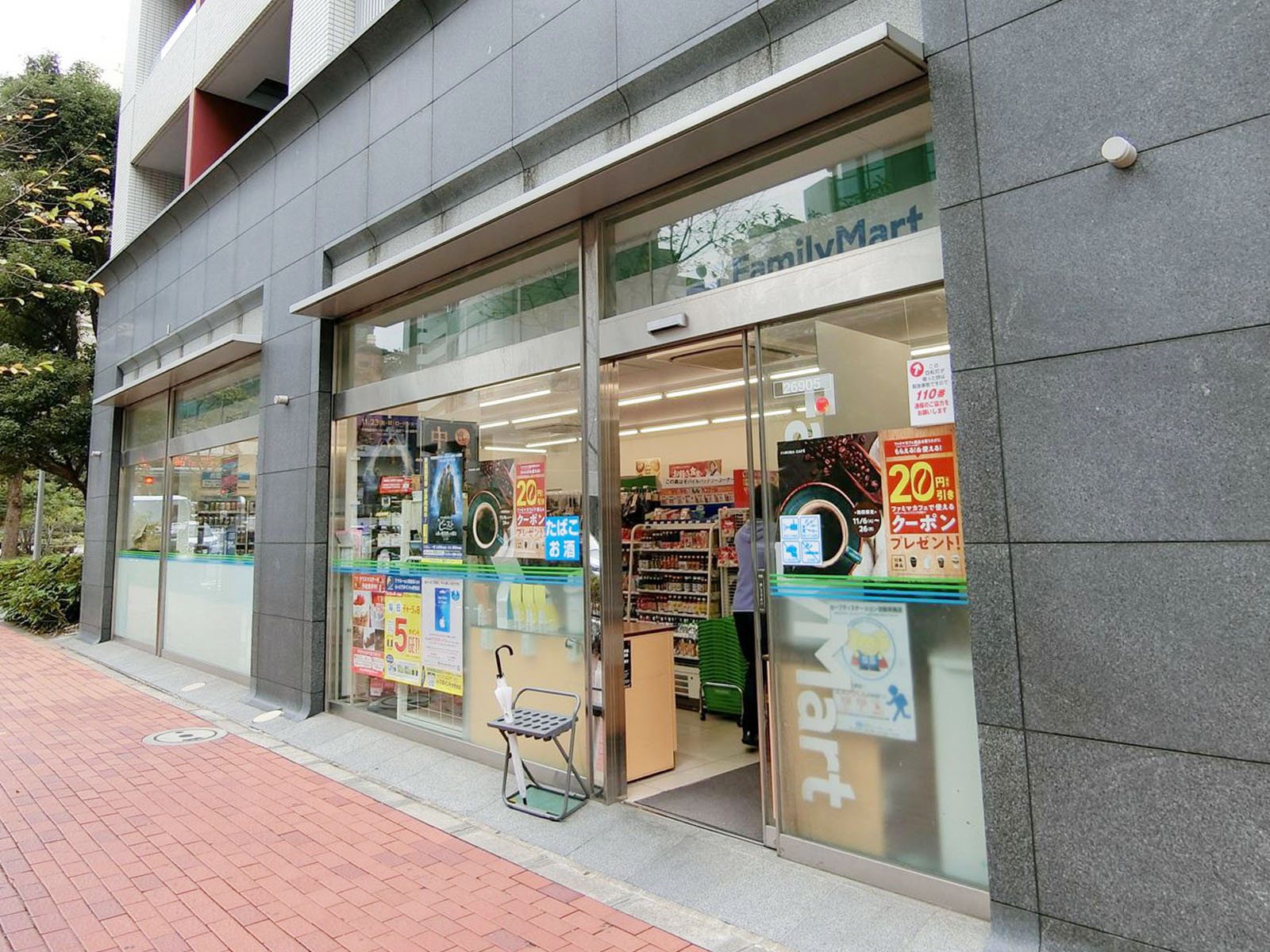 徒歩2分のファミリーマート