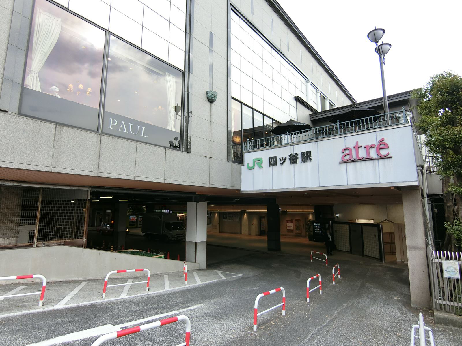 最寄りの「四ツ谷駅」