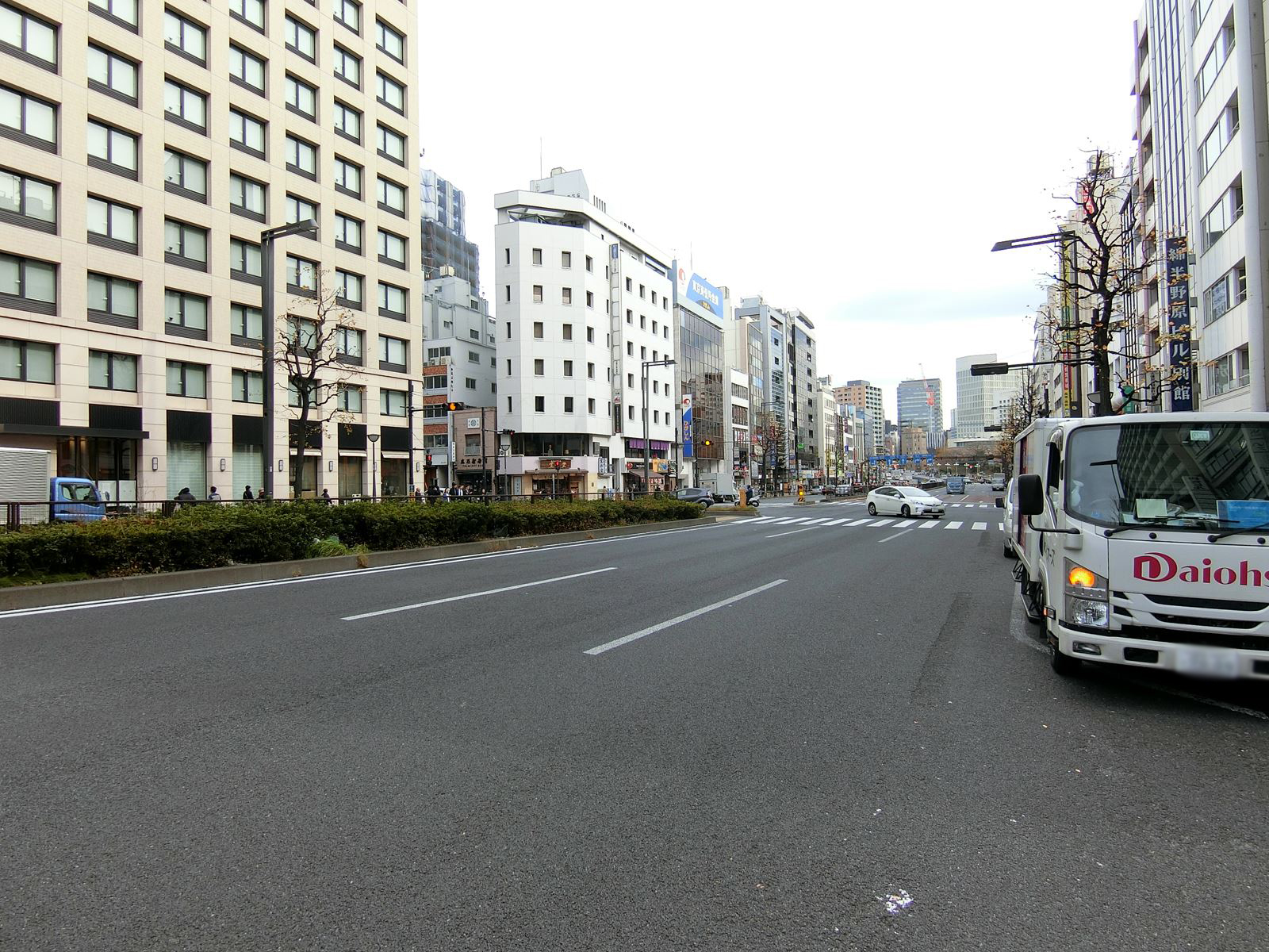 前面の新宿通り