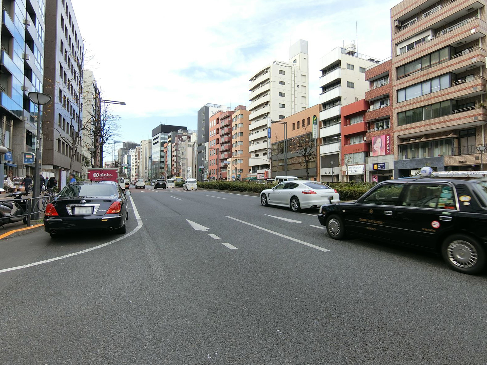 前面の新宿通り