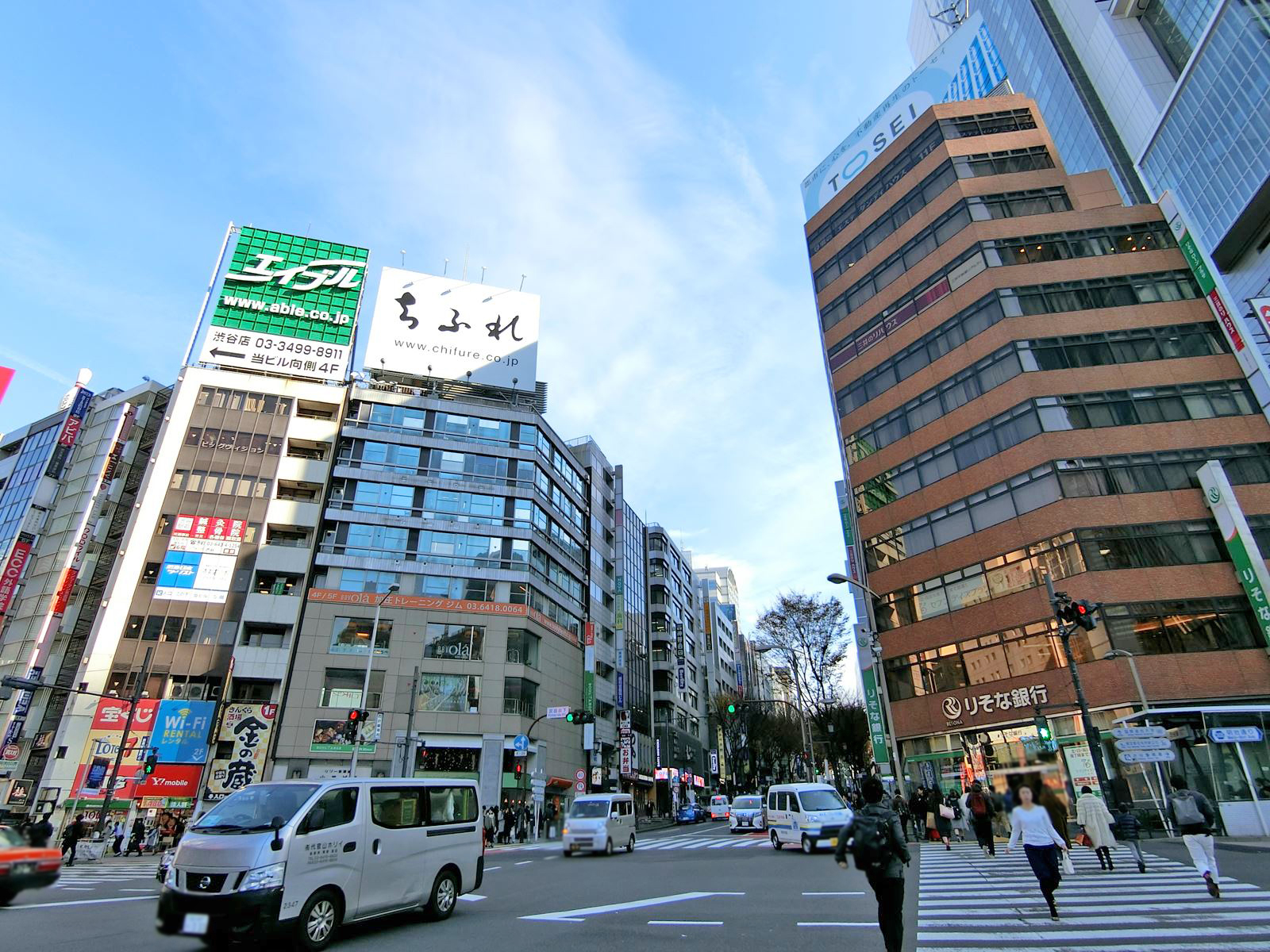 周辺はオフィスや店舗が多いエリア