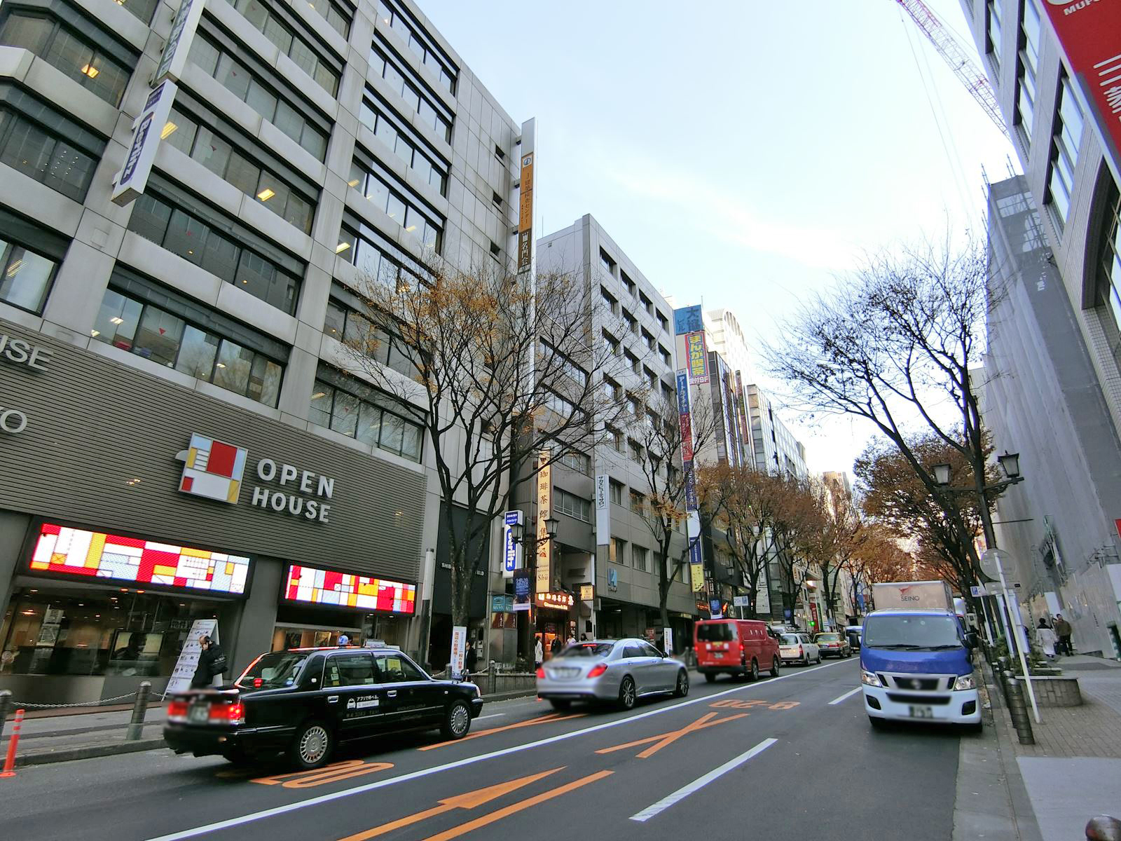 周辺はオフィスや店舗が多いエリア