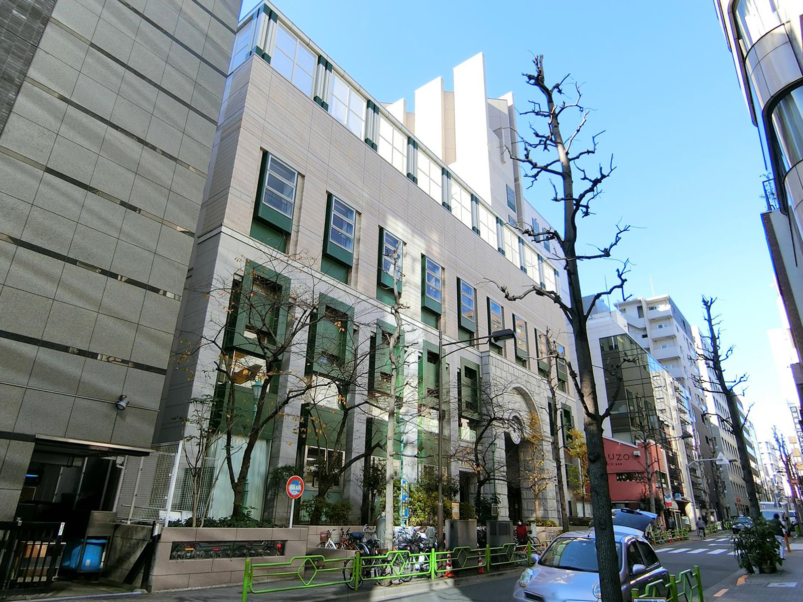 近くの中央区立日本橋小学校
