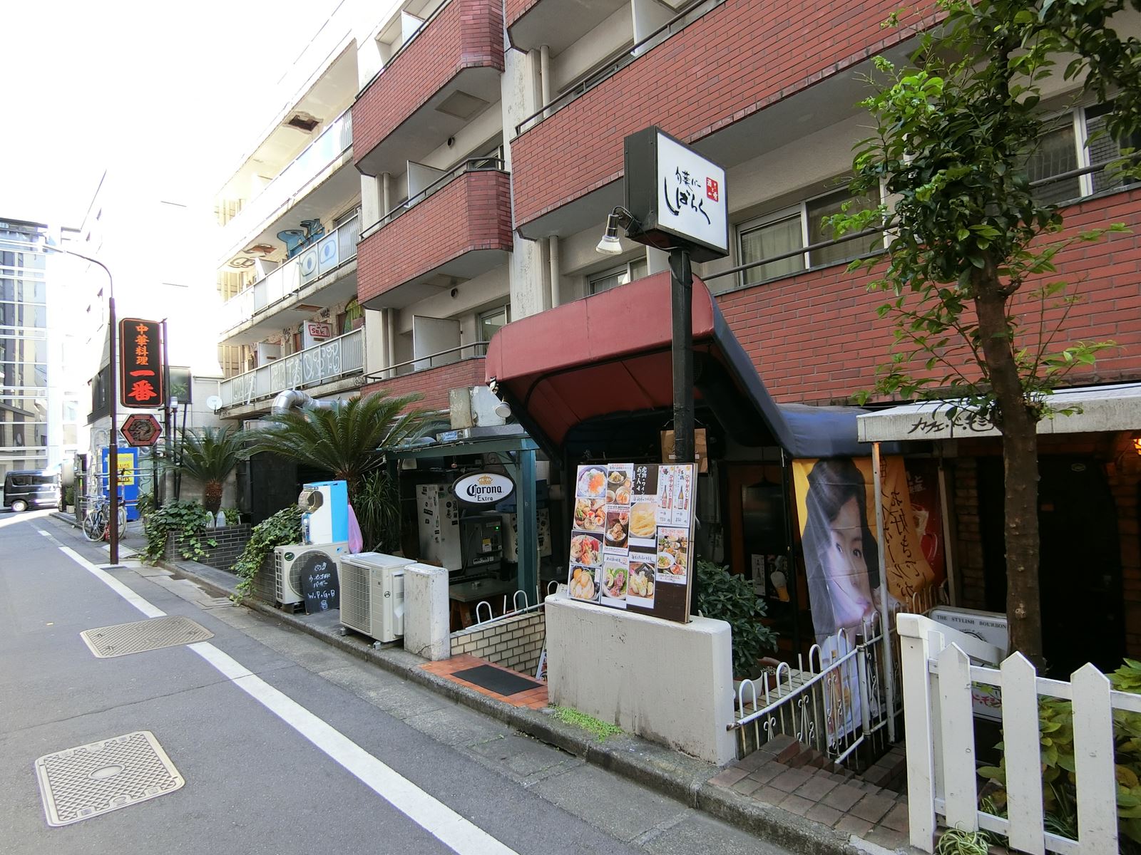 付近には飲食店が豊富