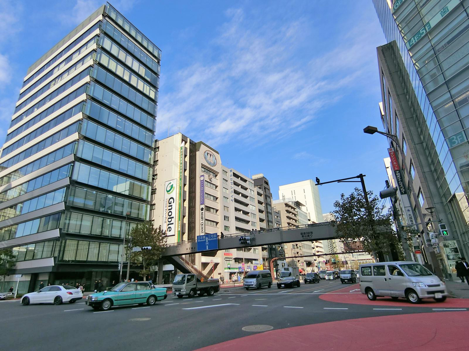 周辺はオフィスや店舗が多いエリア