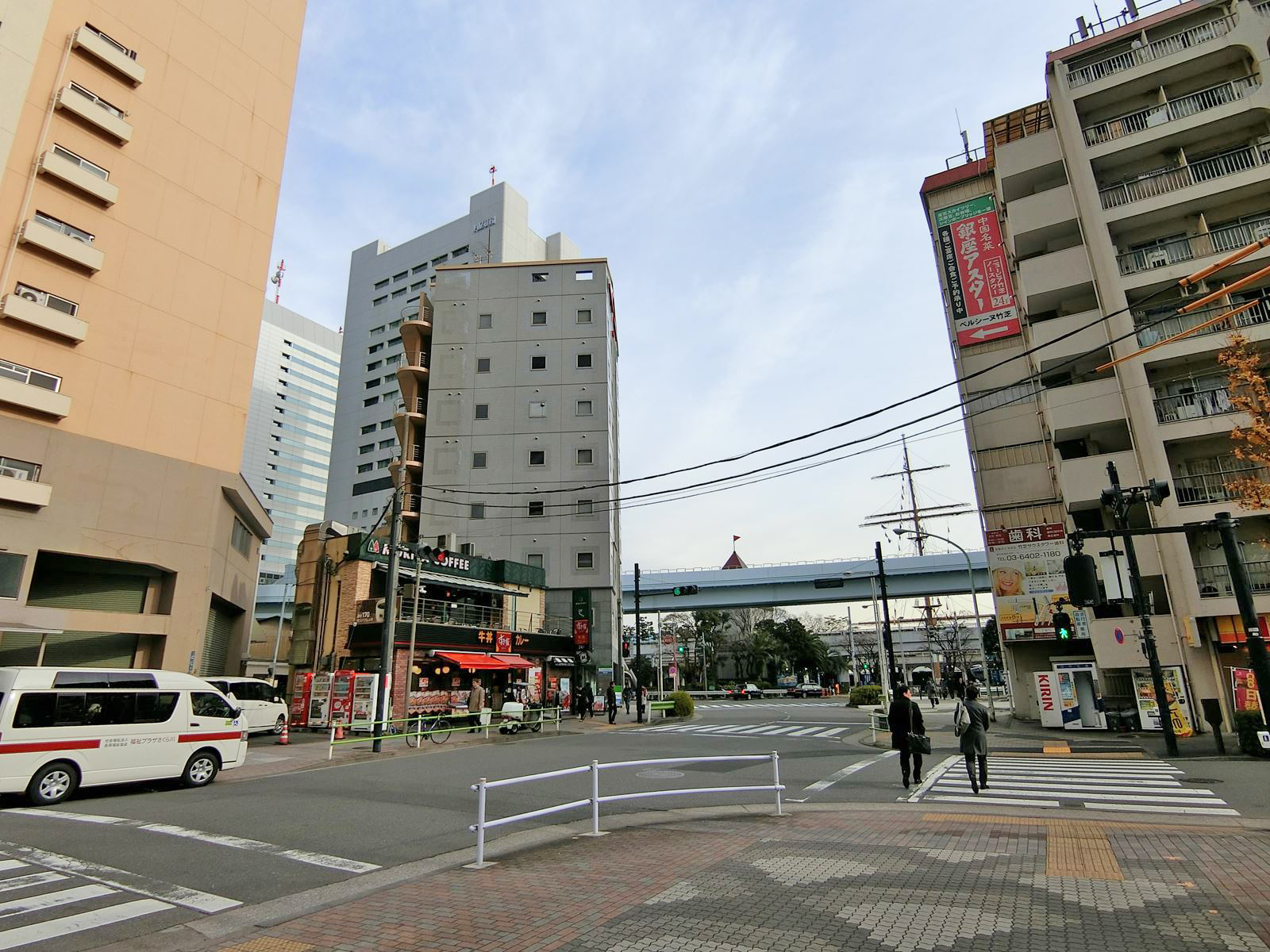 周辺はオフィスや店舗が多いエリア