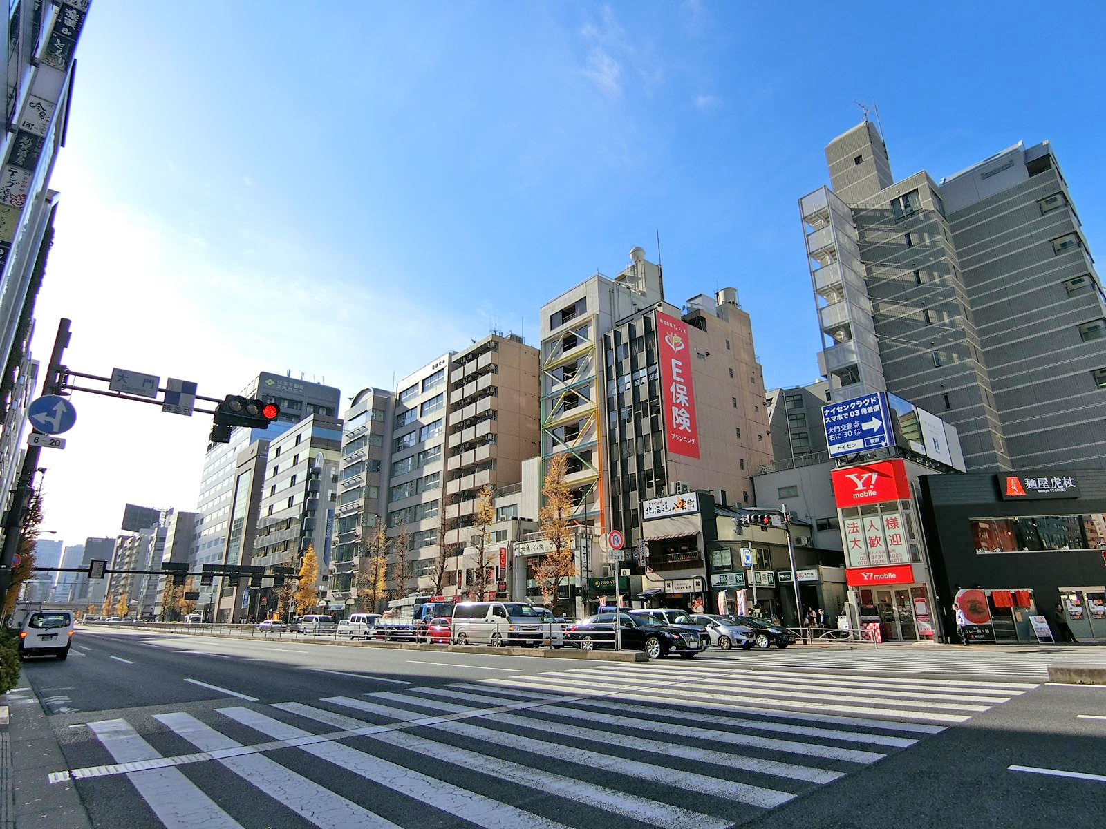 周辺はオフィスや店舗が多いエリア