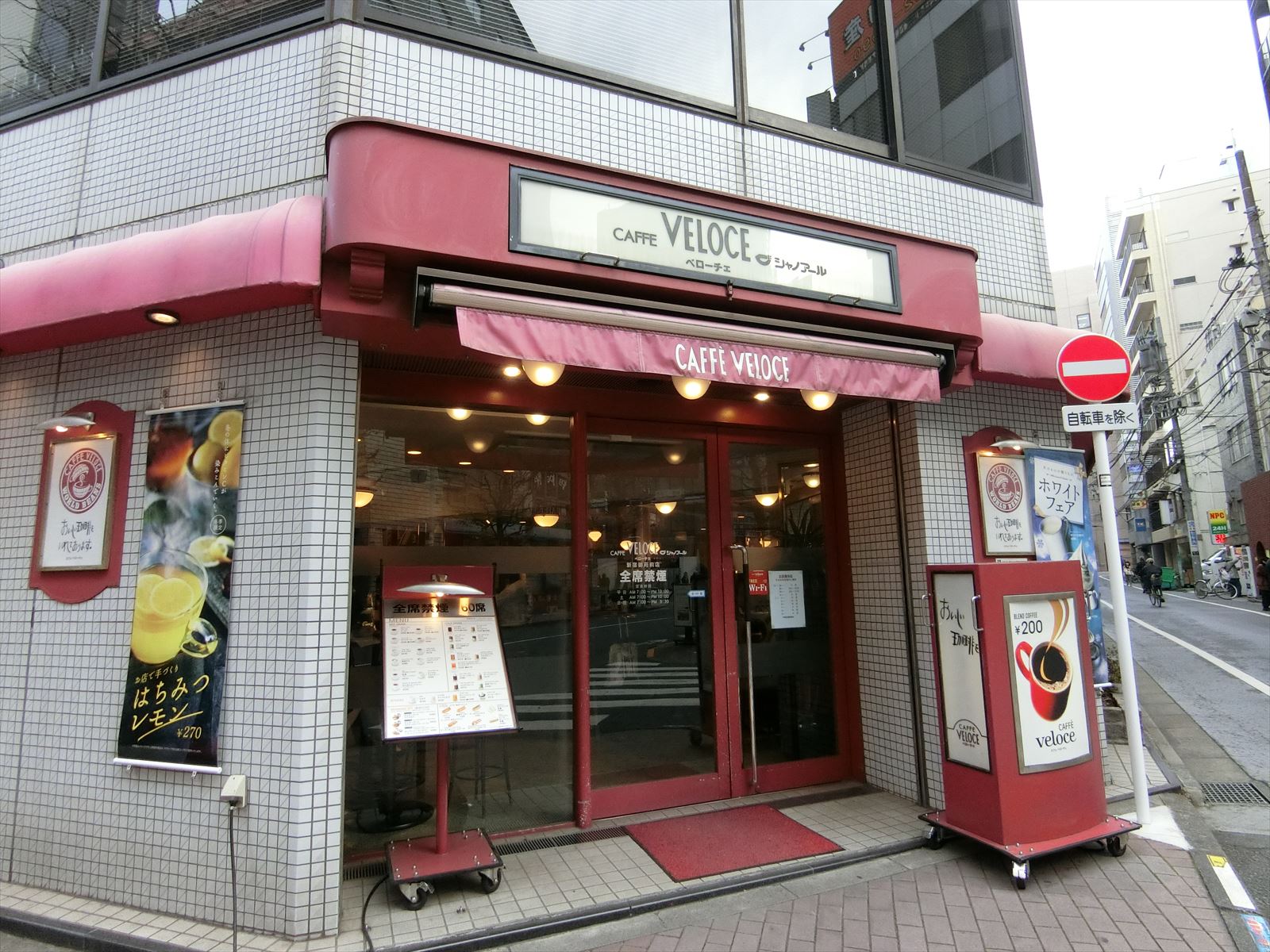 並びのカフェ・ベローチェ新宿御苑前店