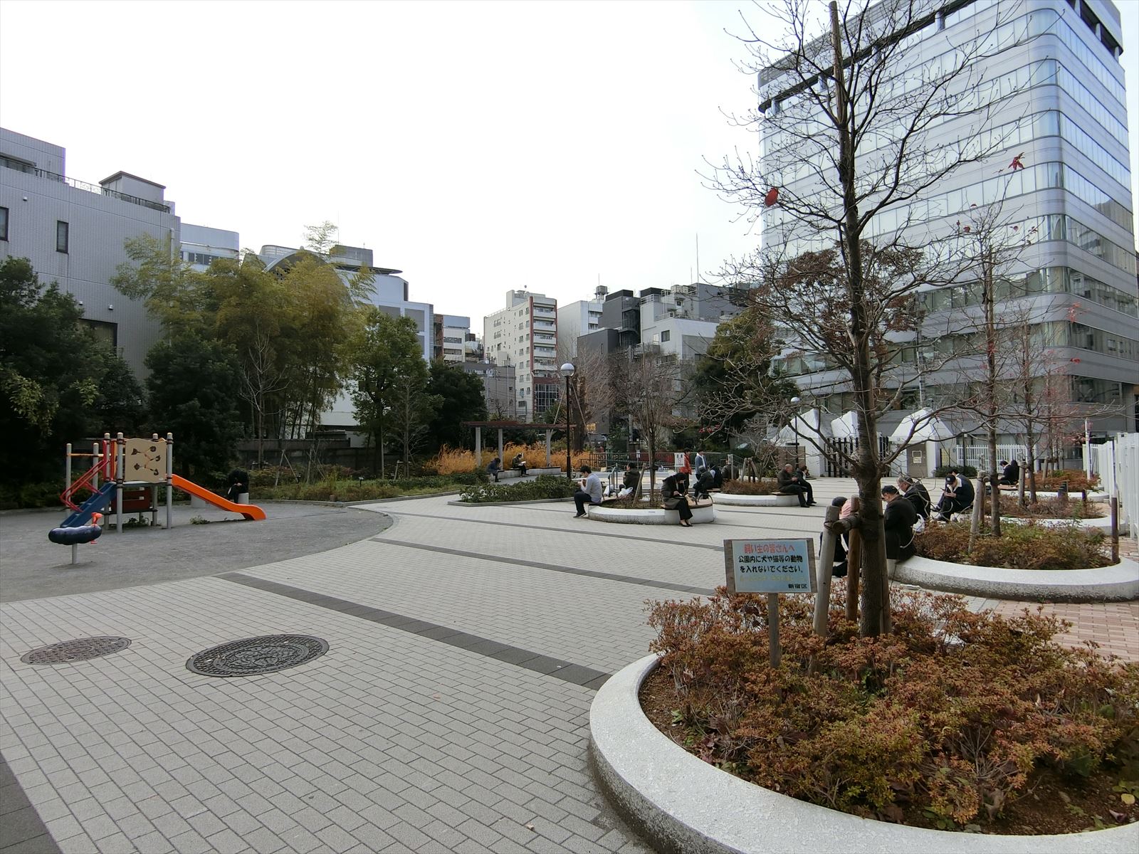 徒歩1分の区立新宿公園