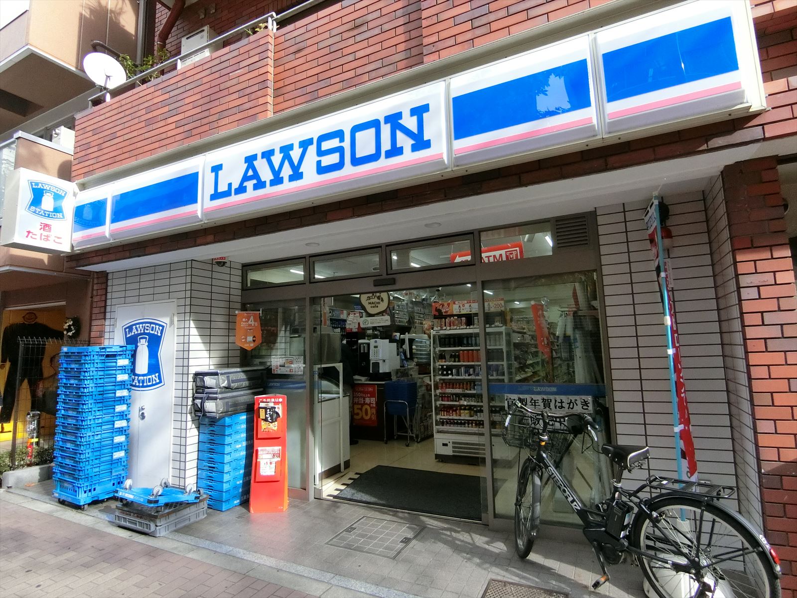 向かいの並びのローソン新宿御苑北店