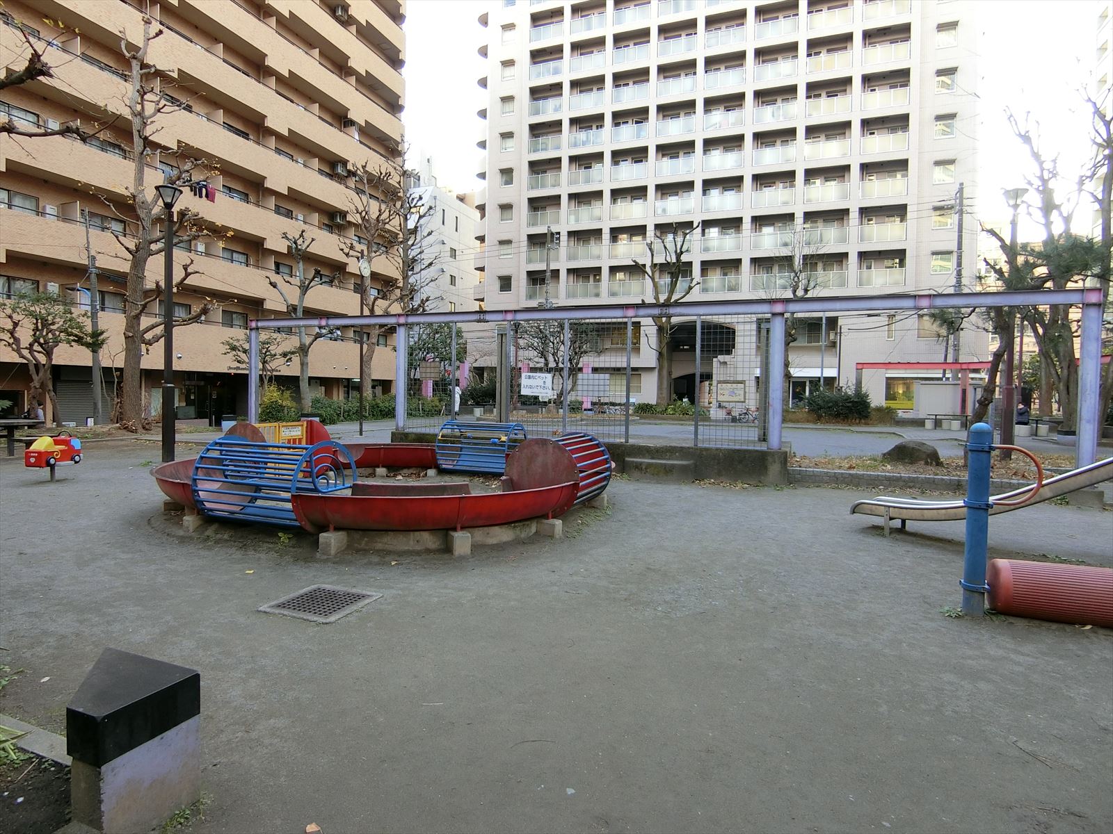 向かいの並びの花園東公園