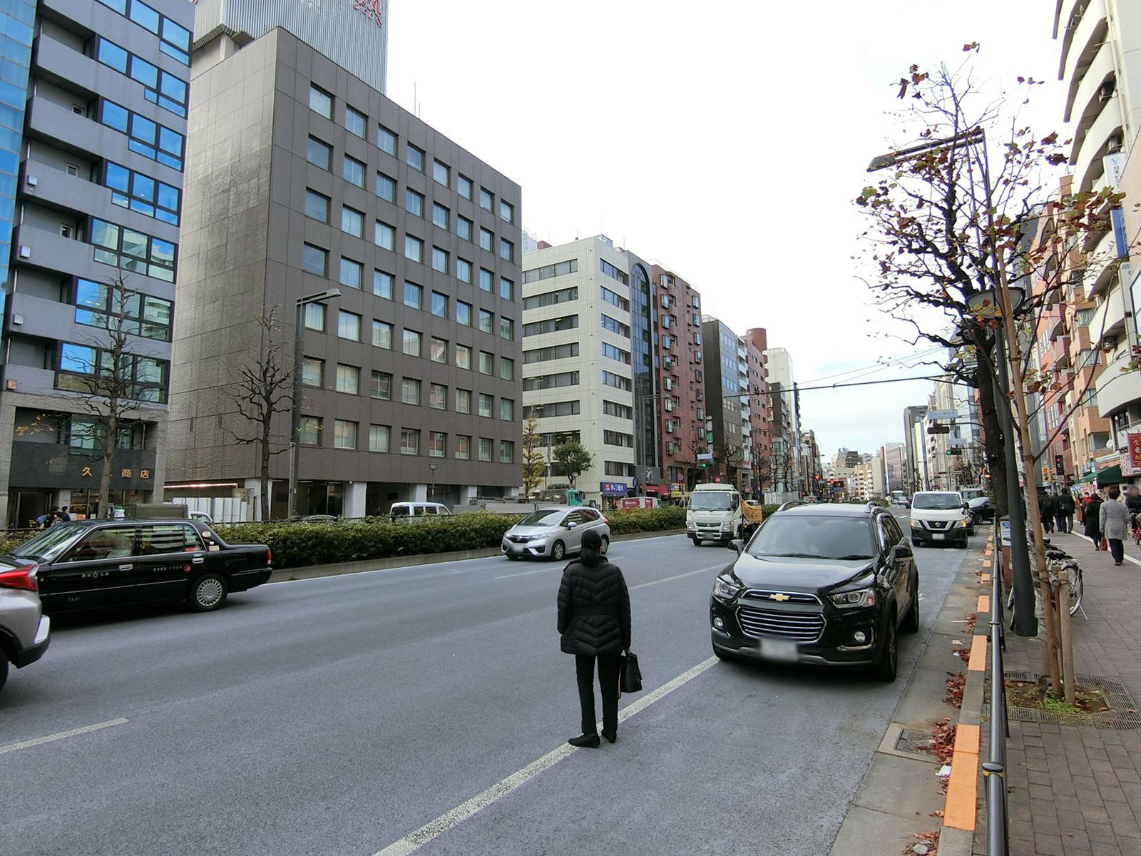 前面の新宿通り
