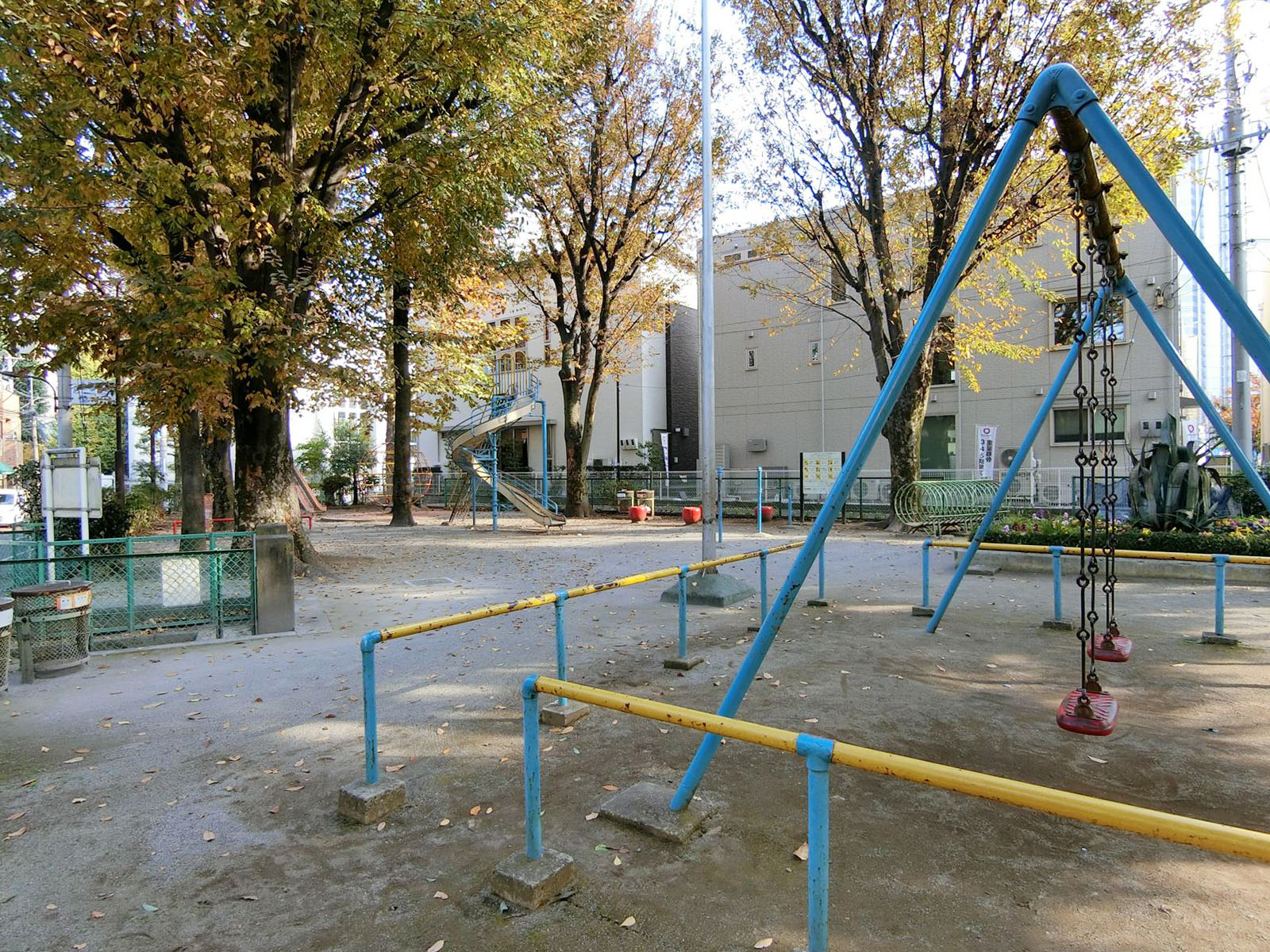 ビル前のこばと児童遊園