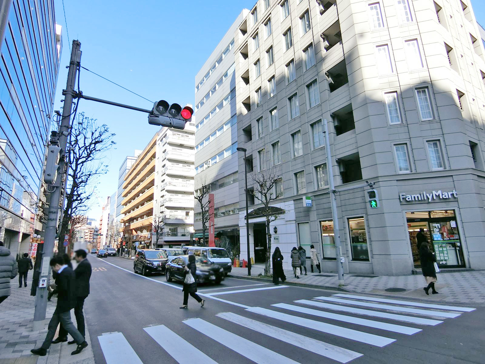 周辺はオフィスや店舗が多いエリア