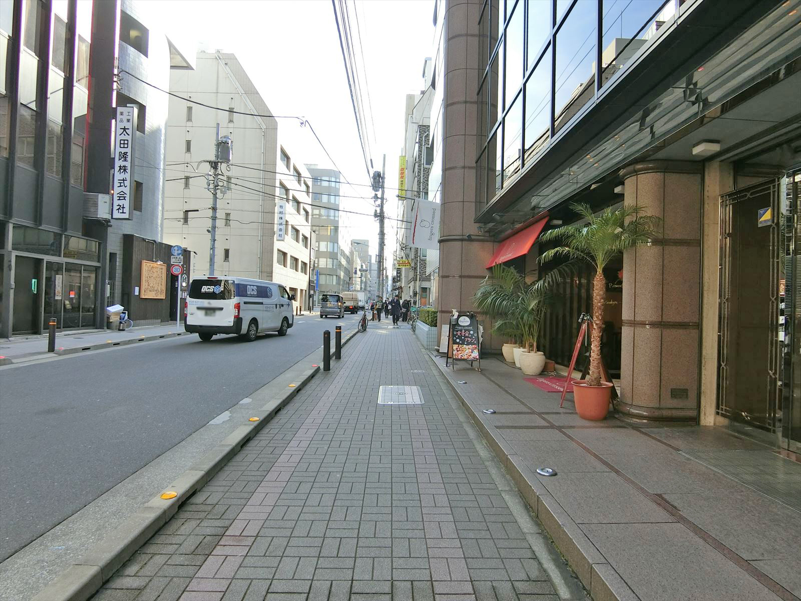 橋本ビル前面の通り