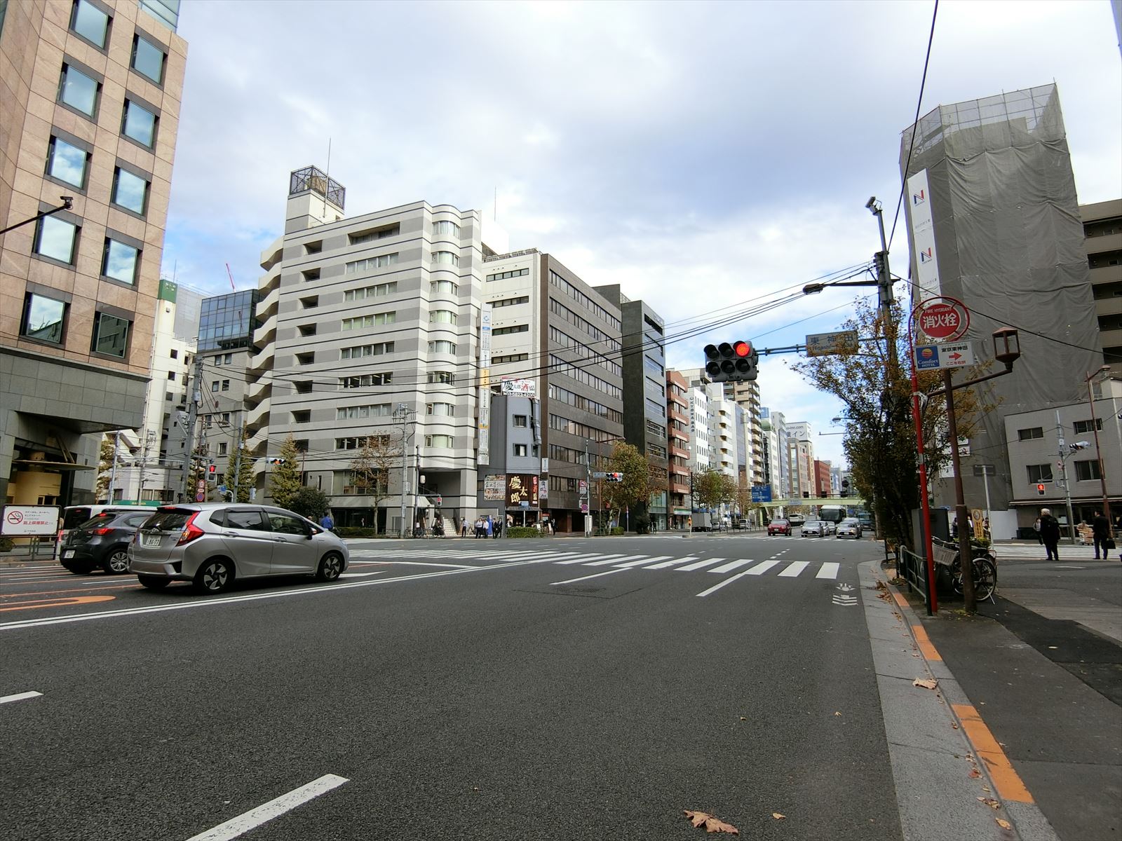 靖国通り沿いに立地