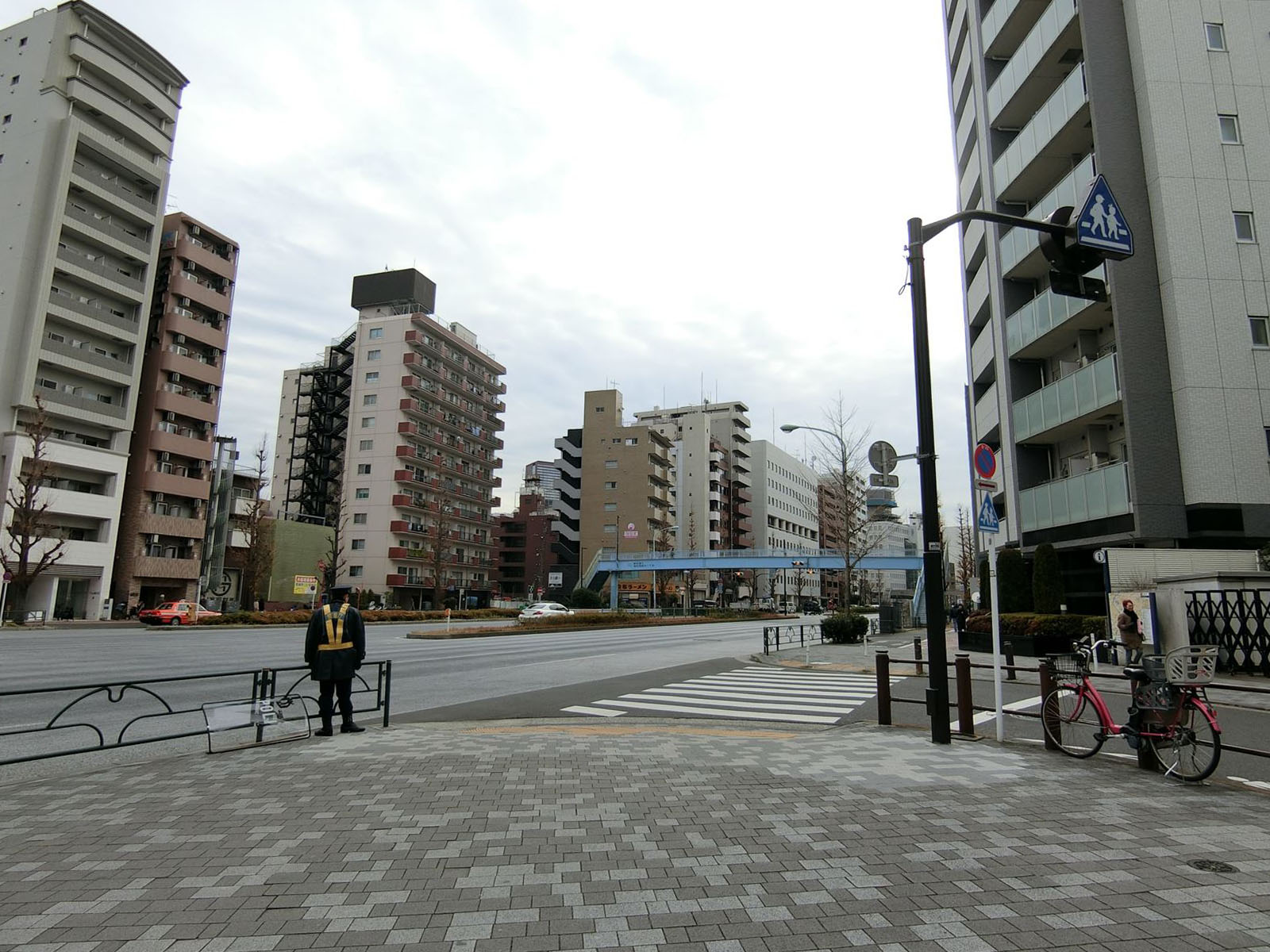 前面の麻布通り