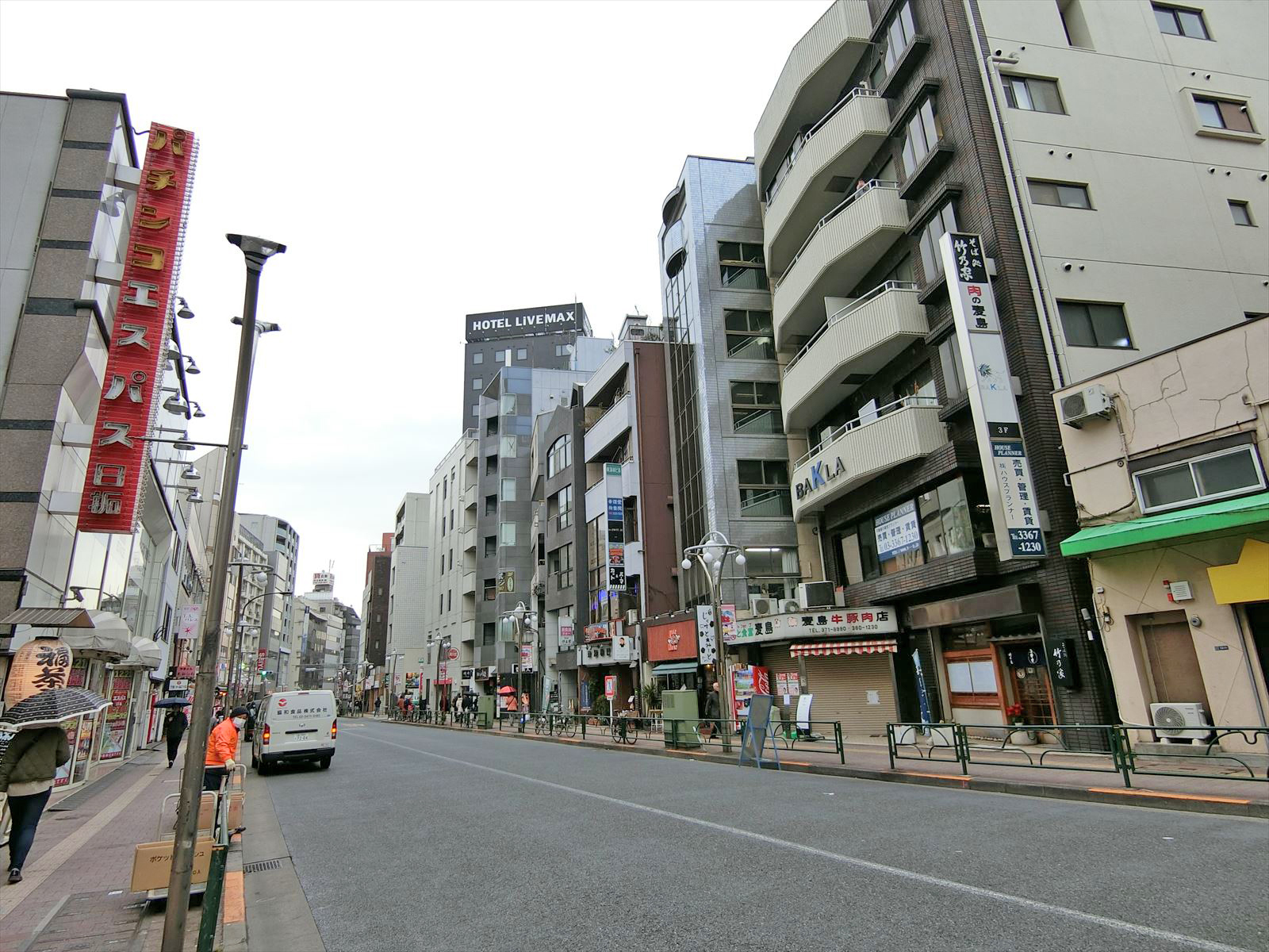 早稲田通り沿いに立地