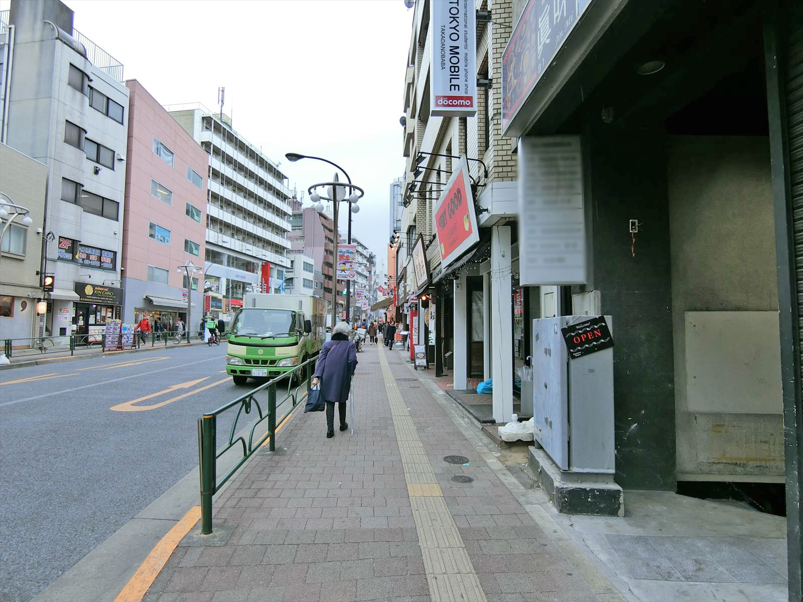 クレド高田馬場ビル前面の通り