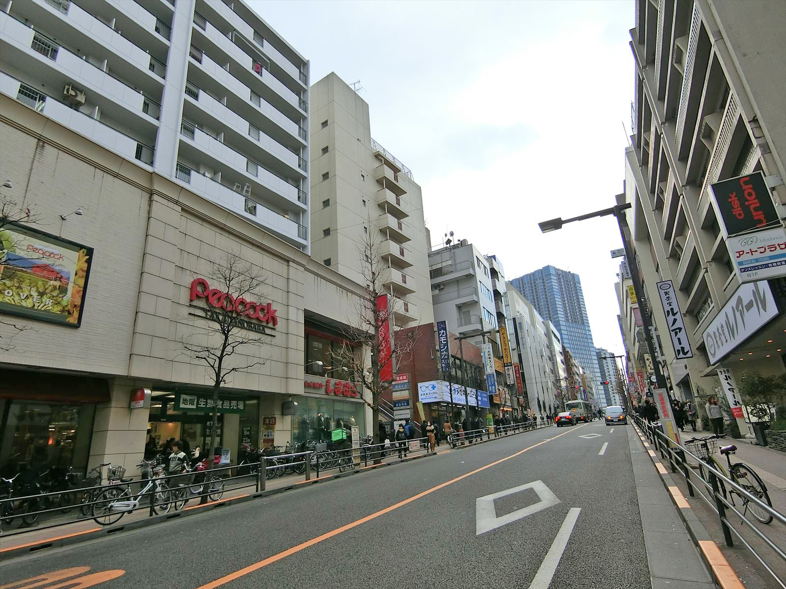 周辺はオフィスや店舗が多いエリア