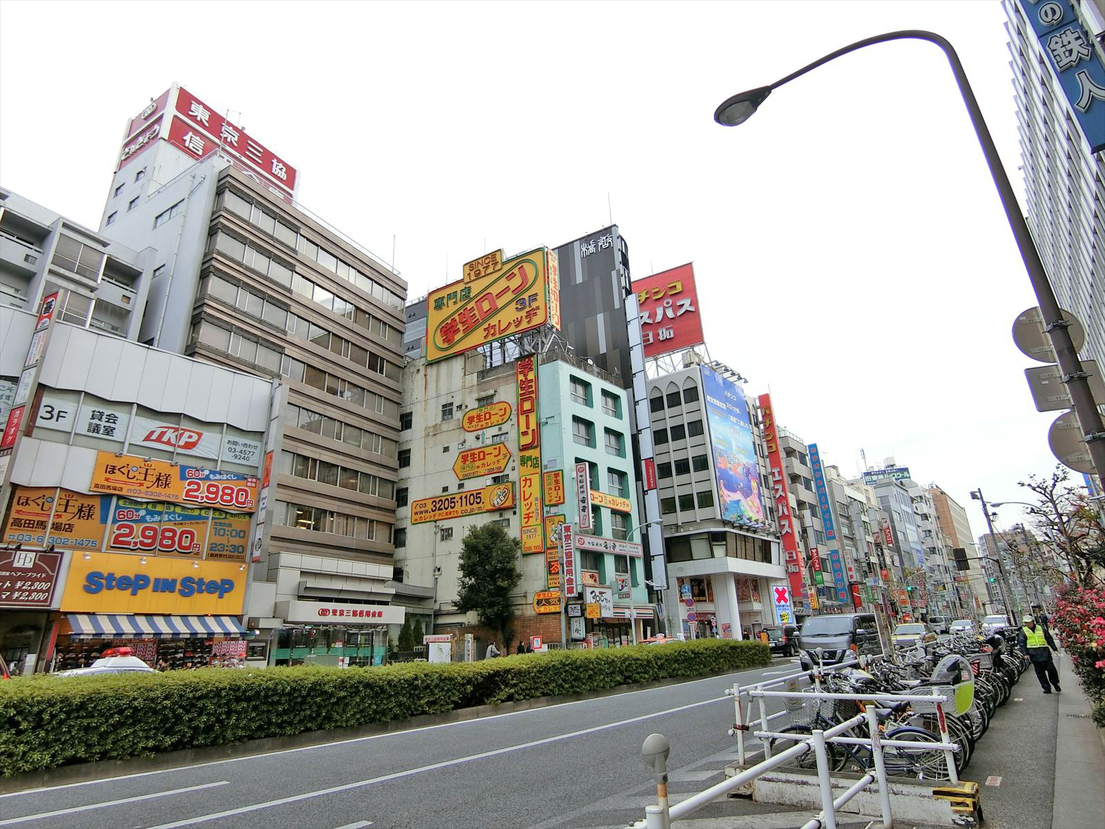 早稲田通り沿いに立地