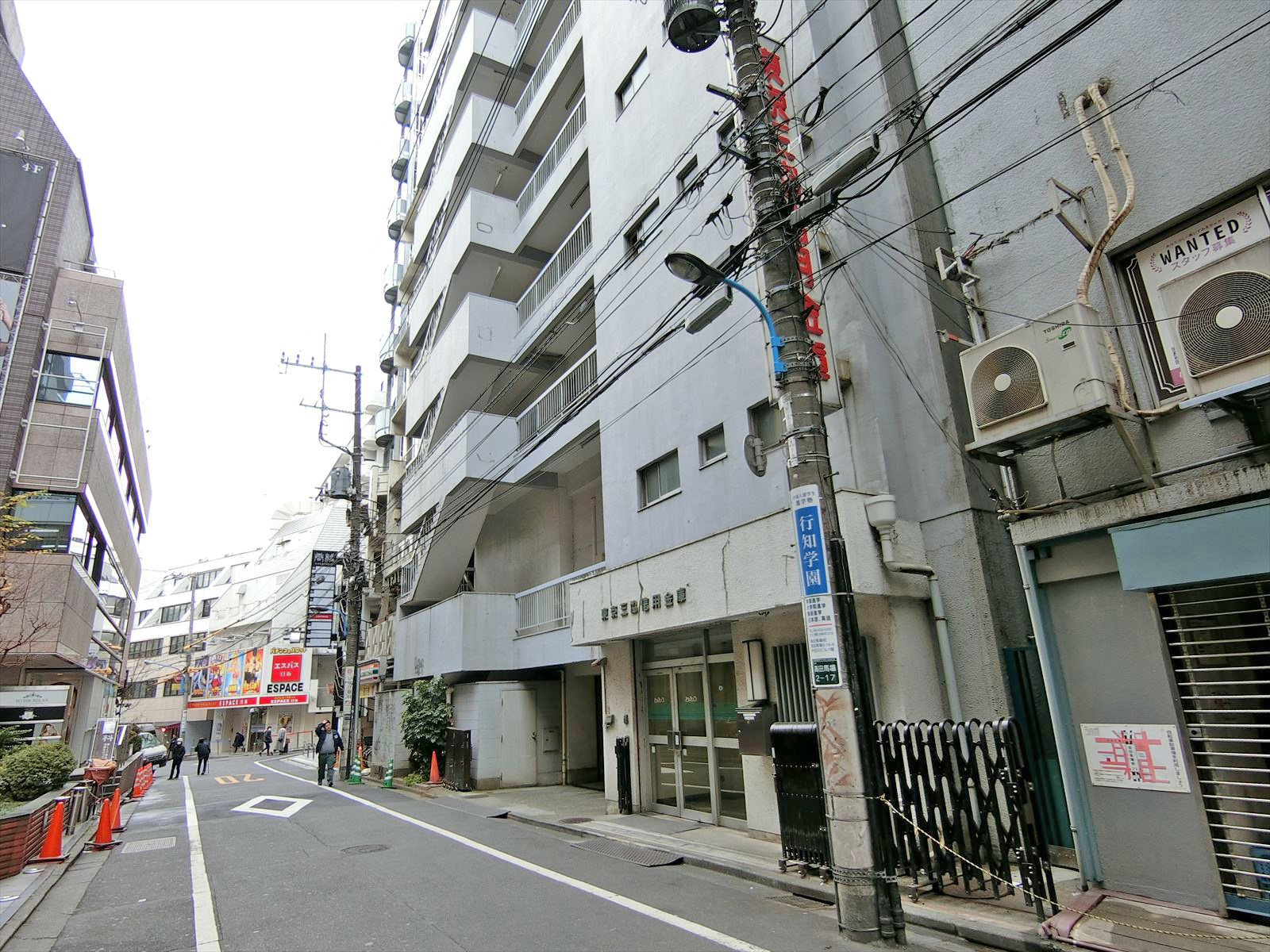 周辺はオフィスや店舗が多いエリア