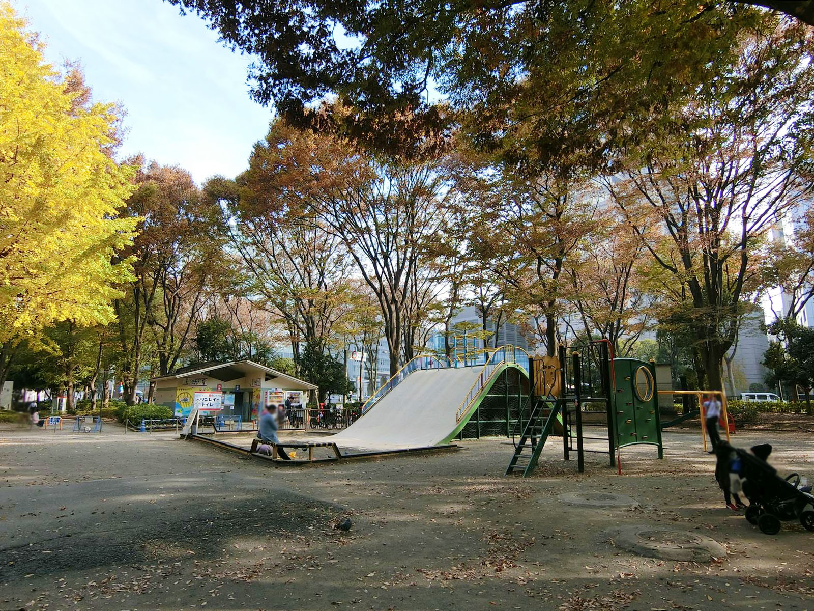 付近の新宿中央公園ちびっこ広場