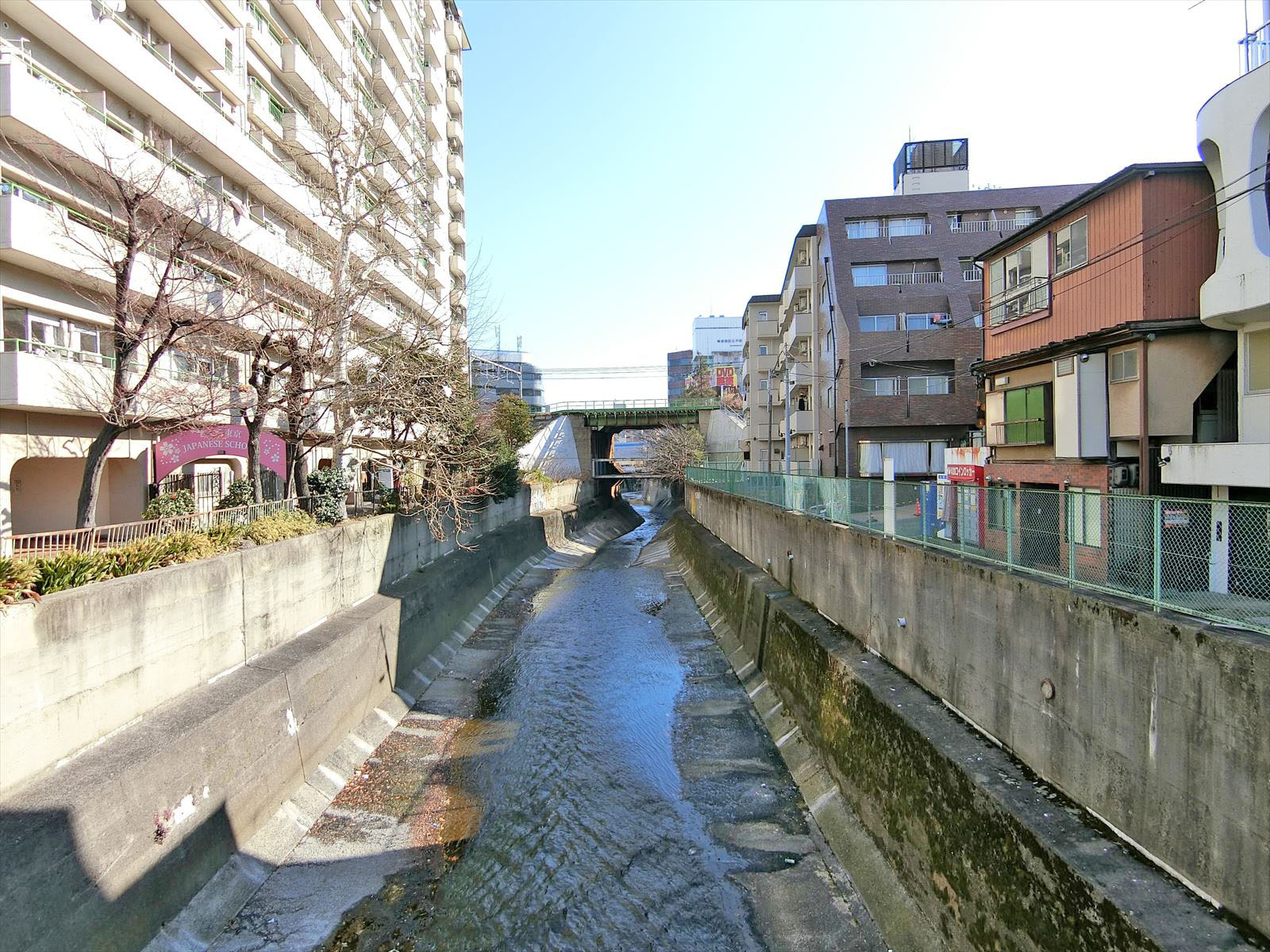 裏手に流れる神田川