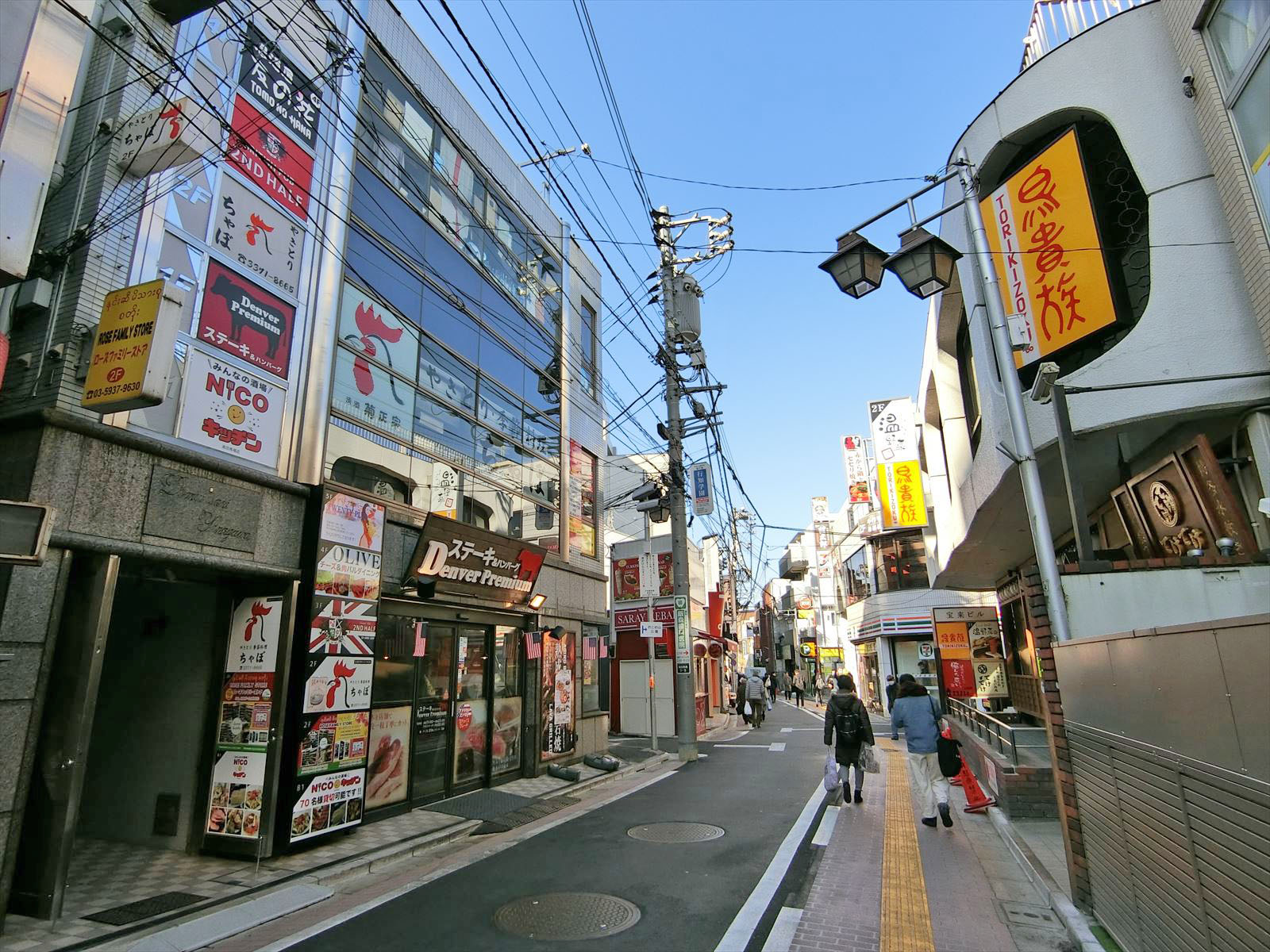 さかえ通り商店街沿いに立地